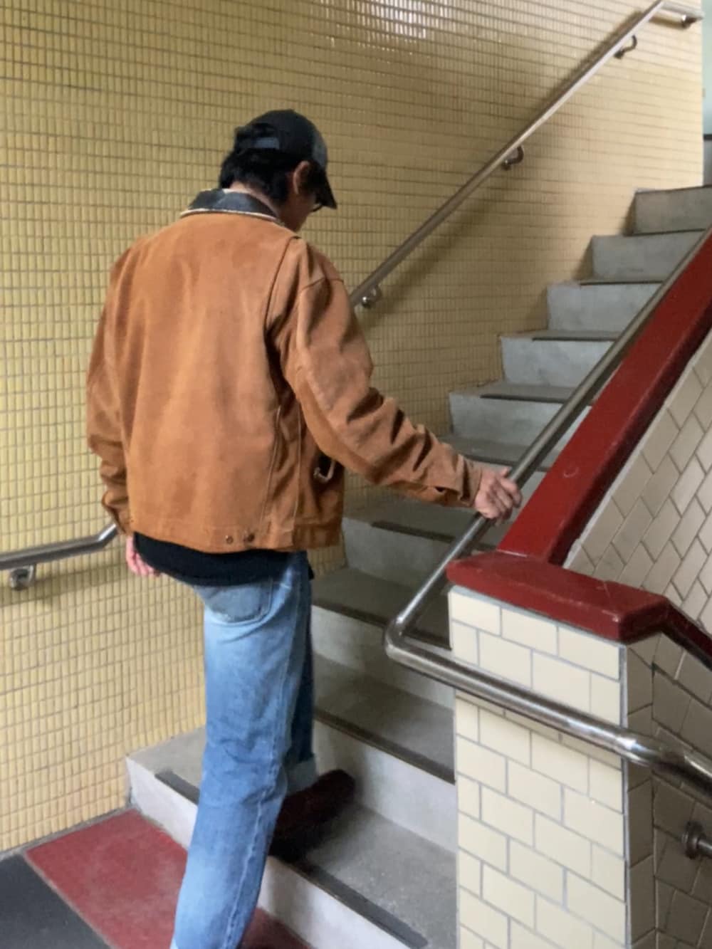 ブラック系のシャツ/ブラウス、ブラウン系のその他アウター、ブルー系のデニムパンツを着用したメンズの春コーディネートの3枚目の写真