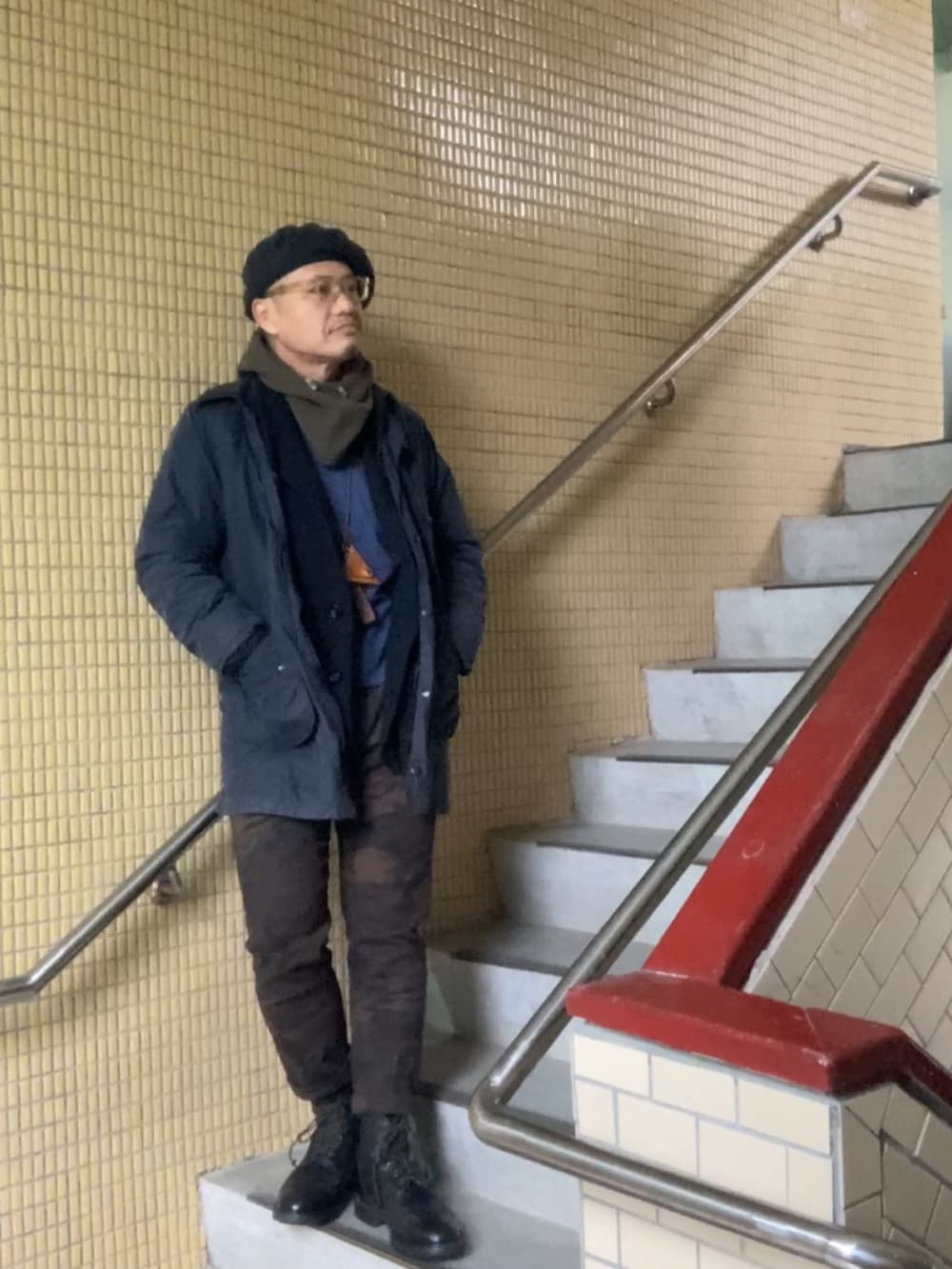 ブルー系のその他アウター、ブラウン系のTシャツ/カットソー、ブルー系のテーラードジャケットを着用したメンズの冬コーディネートの3枚目の写真