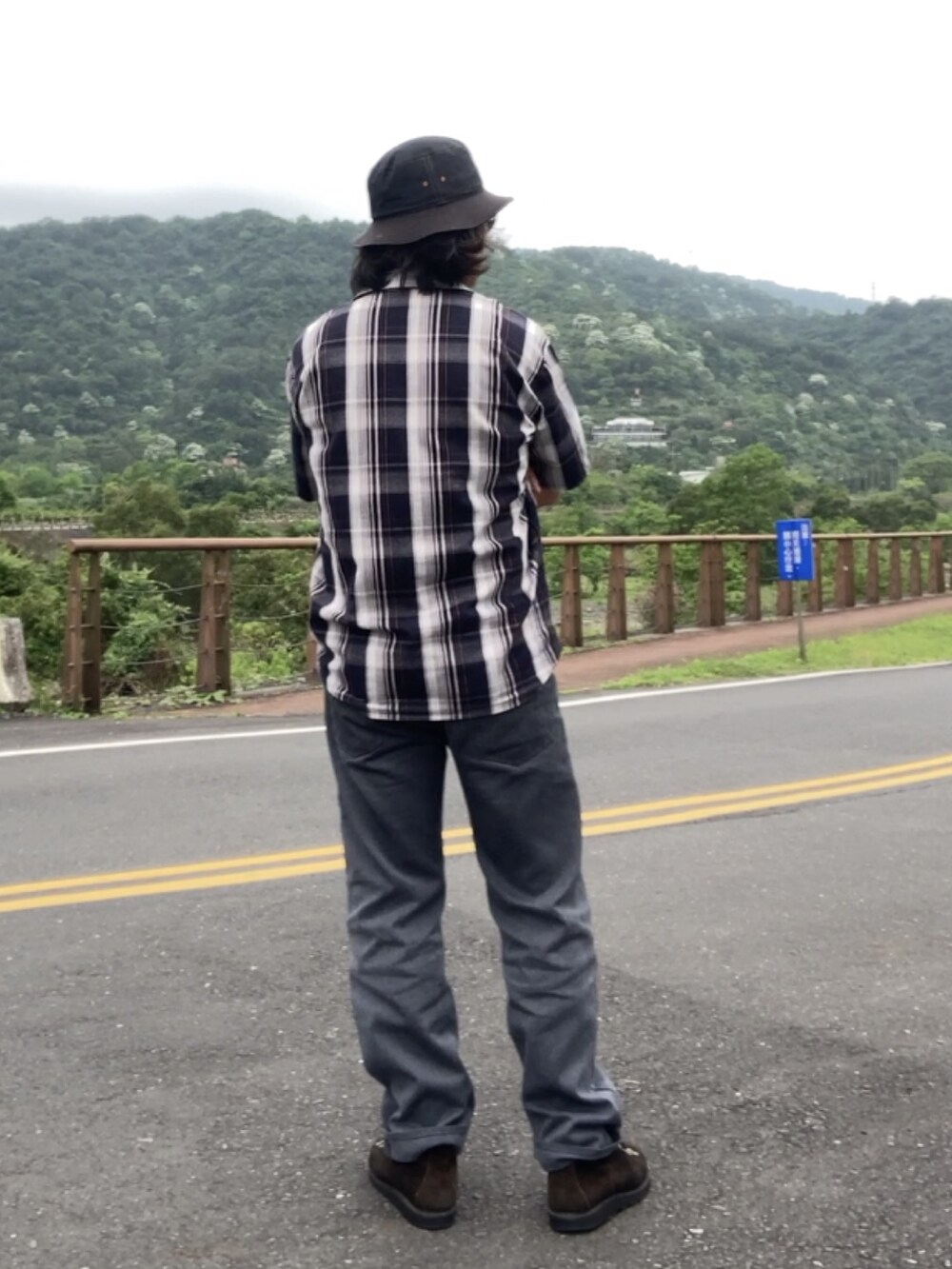 ブラック系のシャツ/ブラウス、グレー系のその他パンツ、ブラック系のブーツを着用したメンズの春コーディネートの2枚目の写真