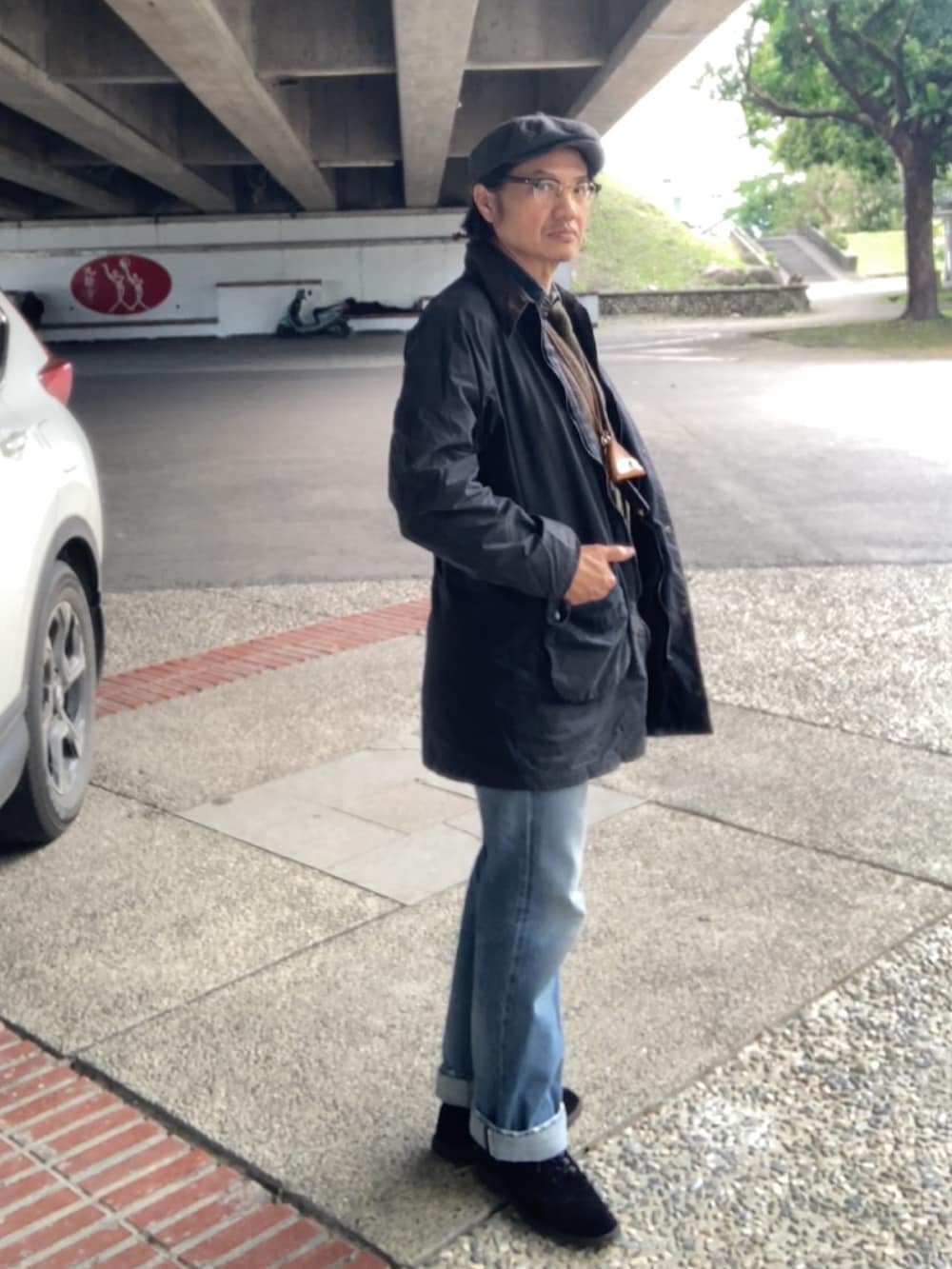 ブルー系のシャツ/ブラウス、グリーン系のネクタイ、グリーン系のベストを着用したメンズの春コーディネートの2枚目の写真