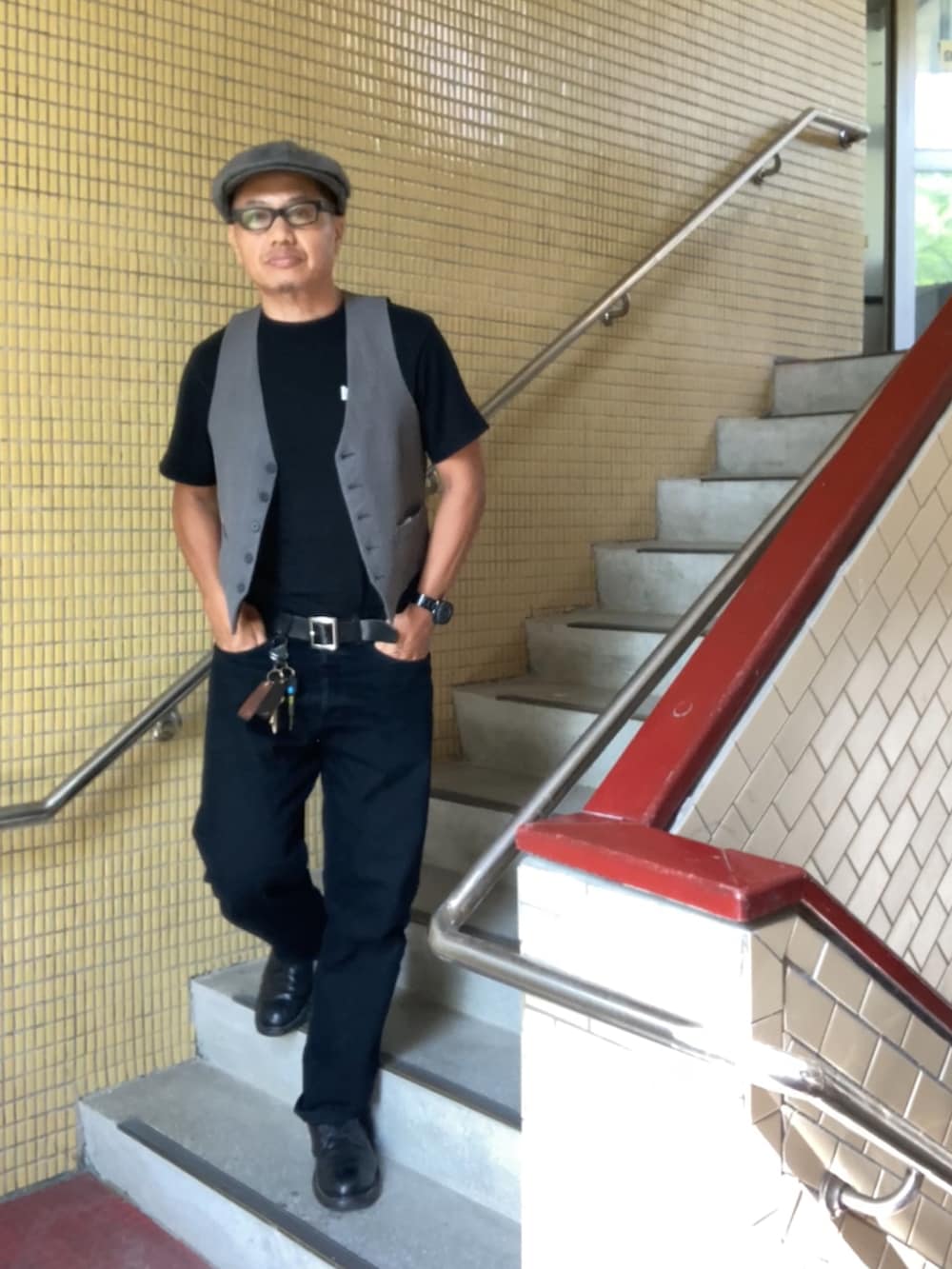 ブラック系のTシャツ/カットソー、ブラック系のデニムパンツ、ブラック系のブーツを着用したメンズの秋コーディネートの2枚目の写真