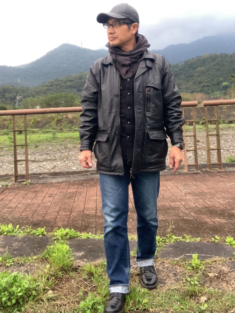 ブラック系のその他アウター、ブラック系のシャツ/ブラウス、ブラック系のブーツを着用したメンズの冬コーディネートの3枚目の写真