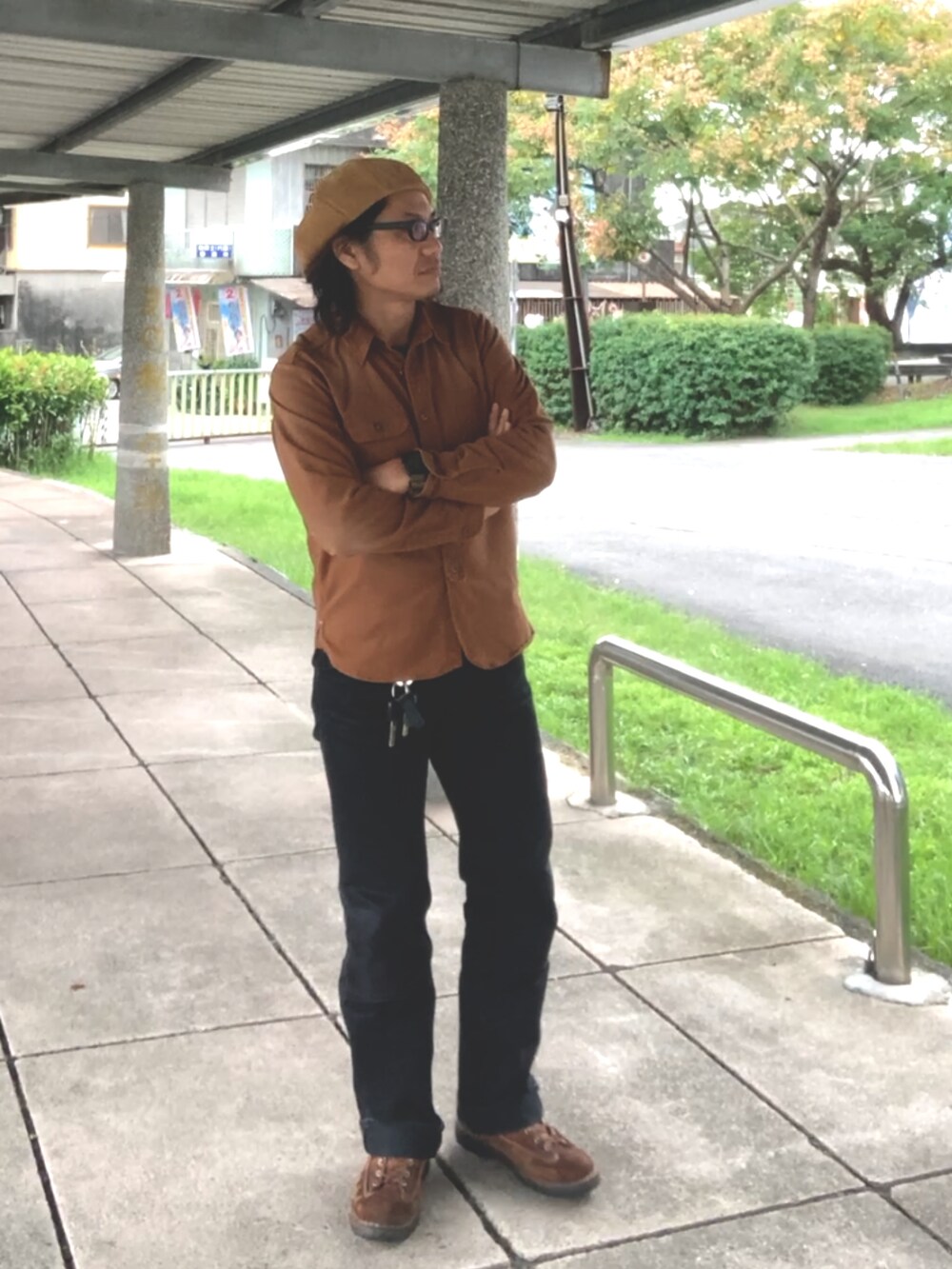 ブラウン系のシャツ/ブラウス、ブラウン系のベスト、ブラック系のその他パンツを着用したメンズの秋コーディネートの2枚目の写真