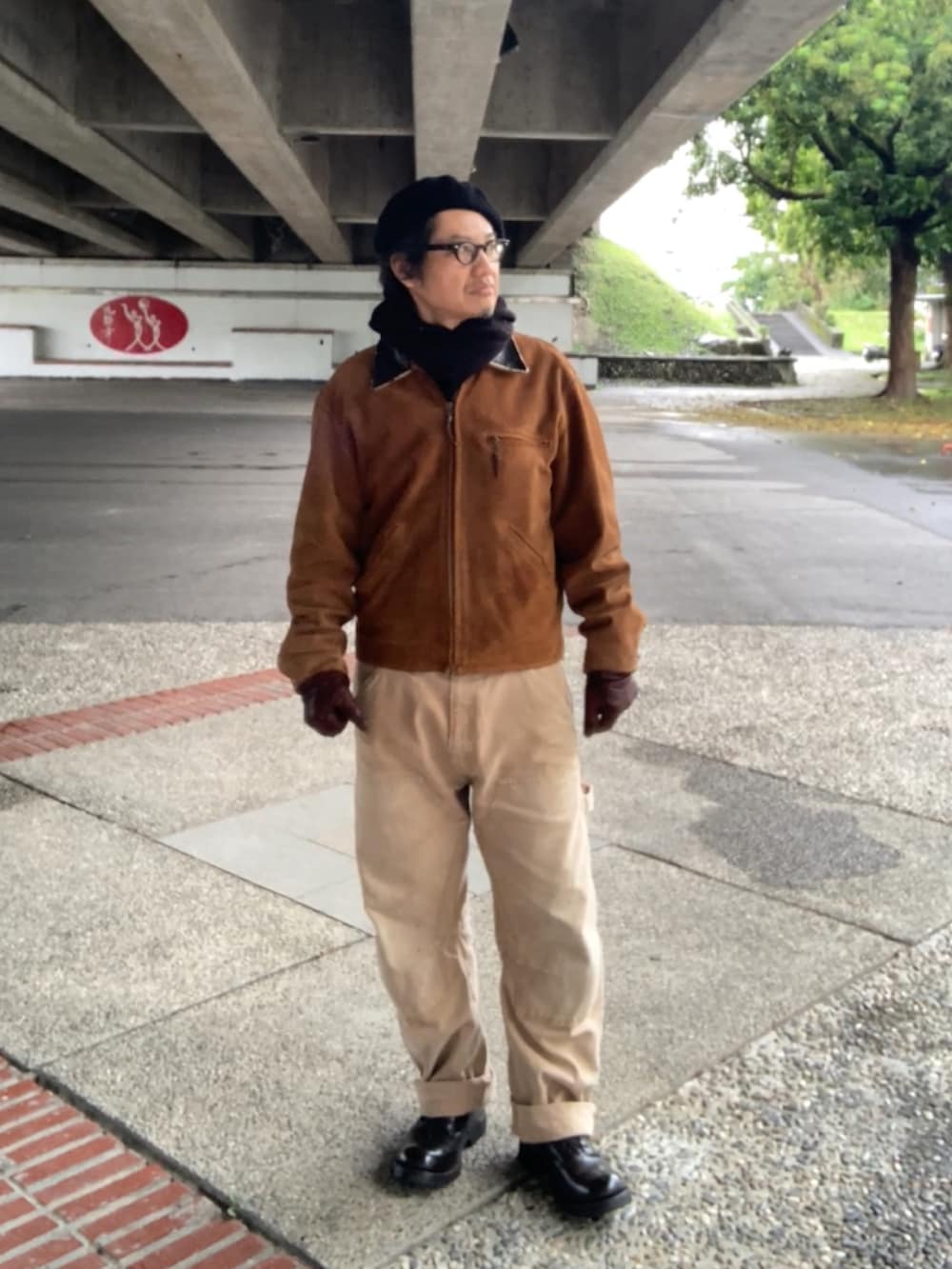 ブルー系のTシャツ/カットソー、ブラウン系のその他アウター、ベージュ系のその他パンツを着用したメンズの春コーディネートの2枚目の写真