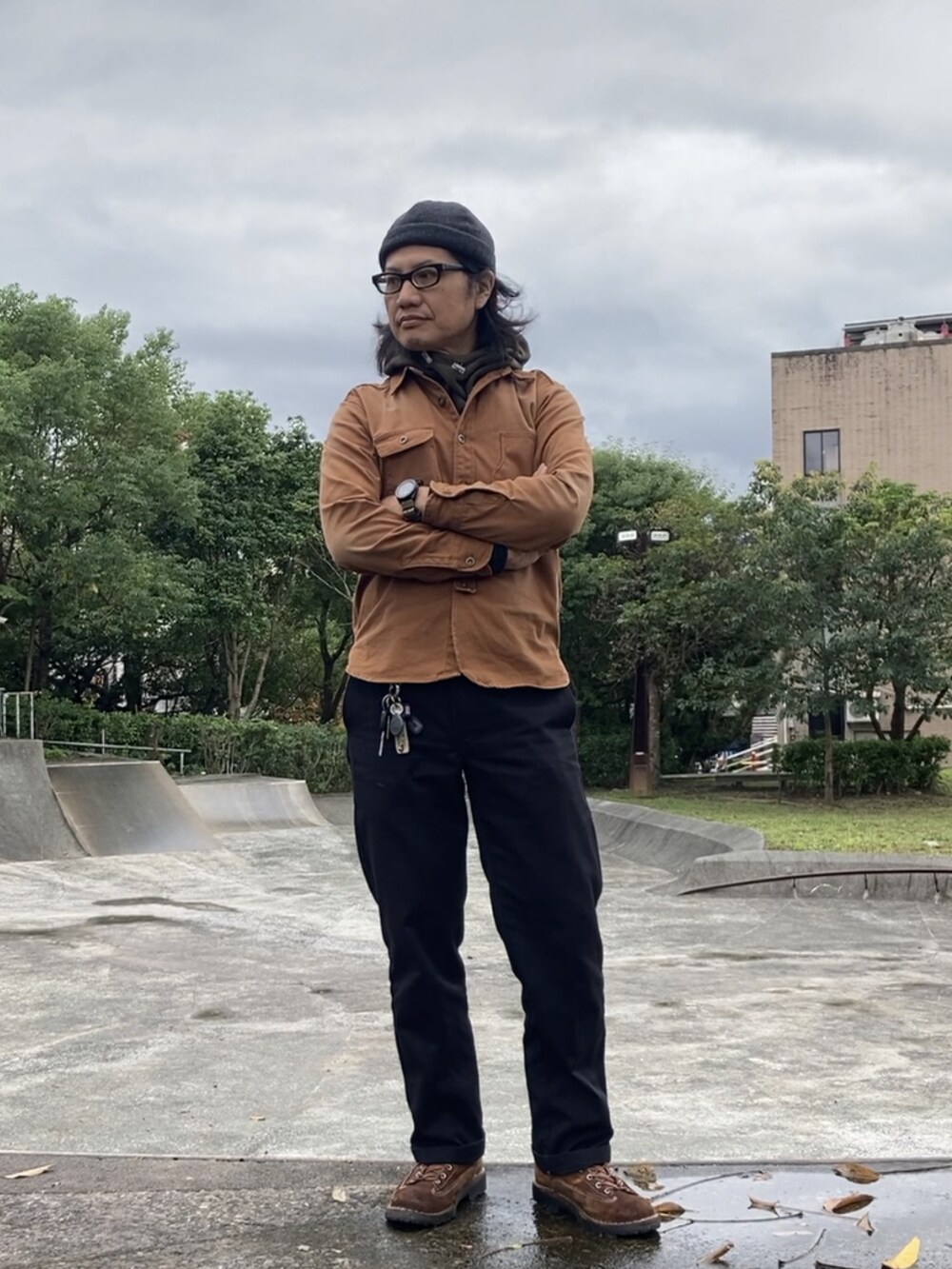 ブラック系のチノパンツ、ブラウン系のシャツ/ブラウス、ブラック系のTシャツ/カットソーを着用したメンズの冬コーディネートの2枚目の写真