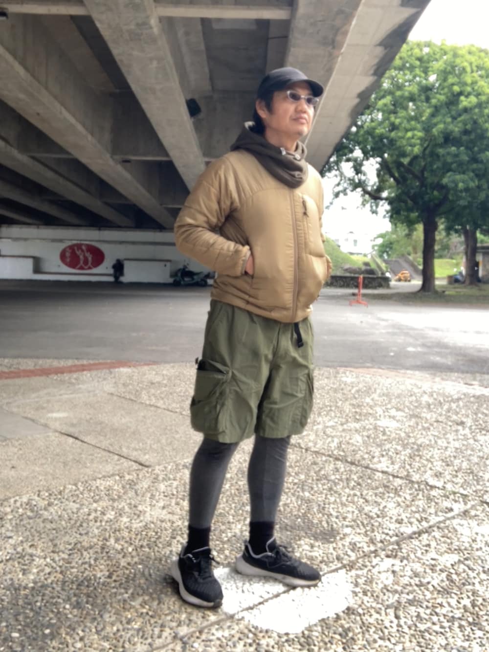 グレー系のその他パンツ、ブラウン系のその他トップス、ブラック系のキャップを着用したメンズの冬コーディネートの3枚目の写真