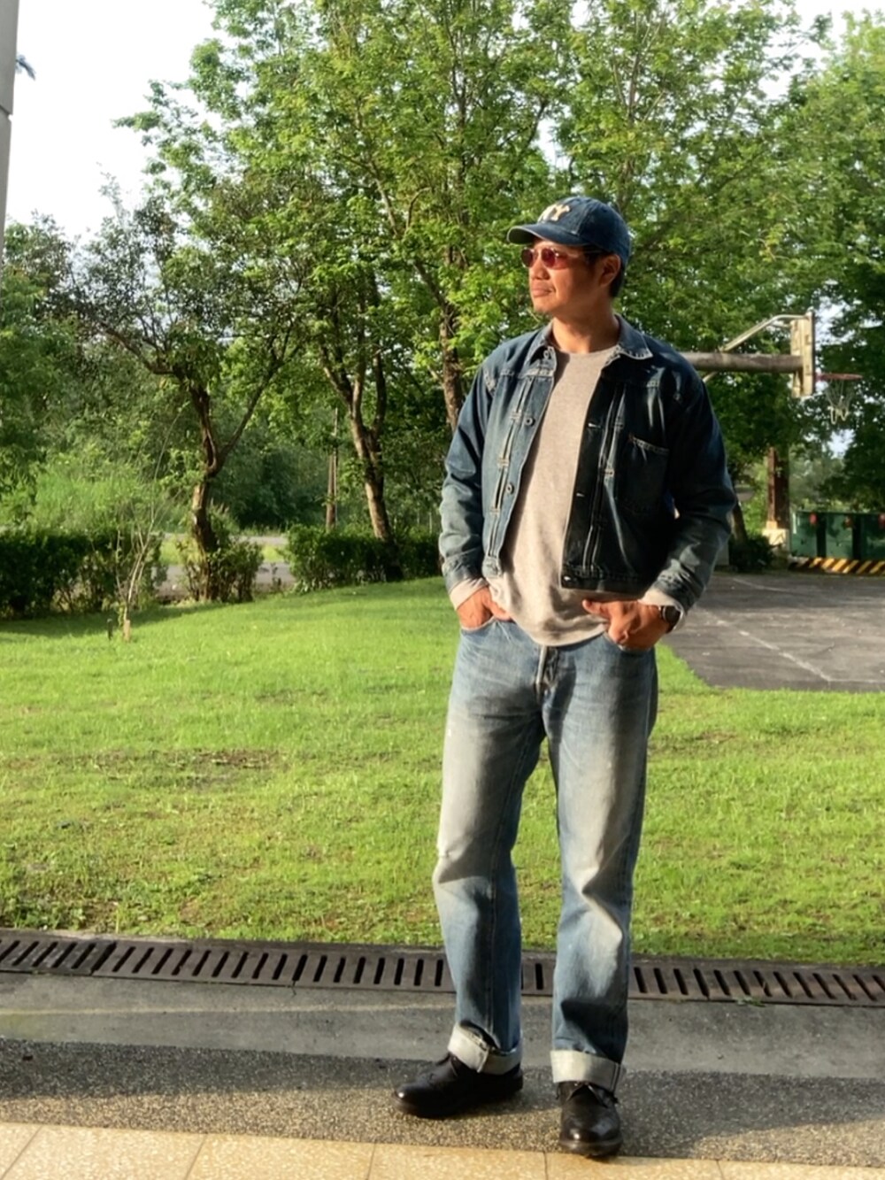 ブルー系のデニムジャケット、ブルー系のデニムパンツ、ブラウン系のTシャツ/カットソーを着用したメンズの春コーディネートの4枚目の写真