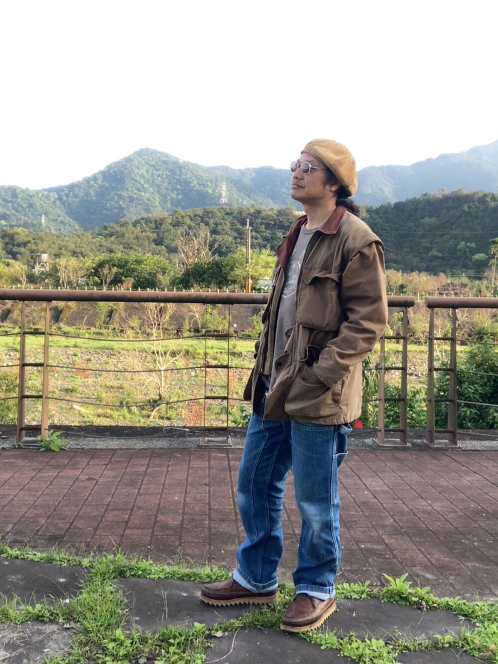 ブラウン系のブーツ、ブルー系のパンツ、ブラウン系のTシャツ/カットソーを着用したメンズの冬コーディネートの2枚目の写真