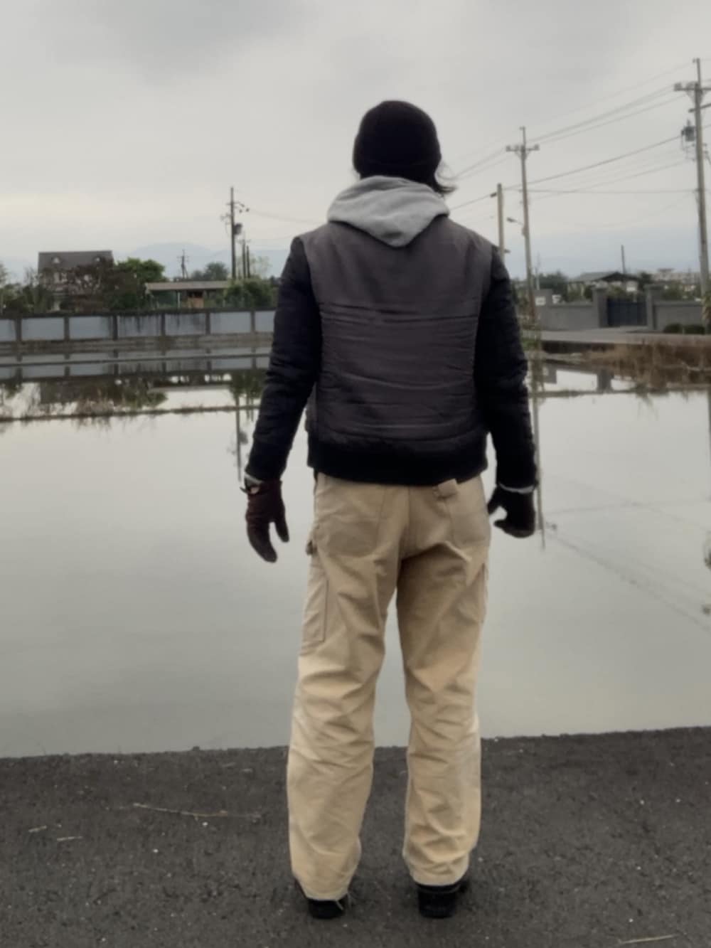 ブラック系のMA-1、ブラウン系のサロペット/オーバーオール、ブラック系のブーツを着用したメンズの冬コーディネートの2枚目の写真