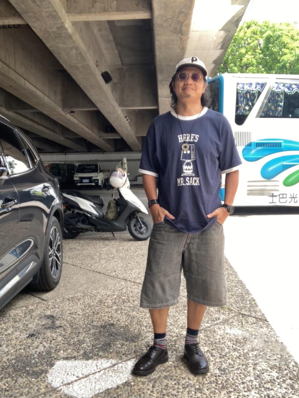 ブラック系のデニムパンツ、ブルー系のTシャツ/カットソー、ブラック系のシューズを着用したメンズの夏コーディネートの3枚目の写真