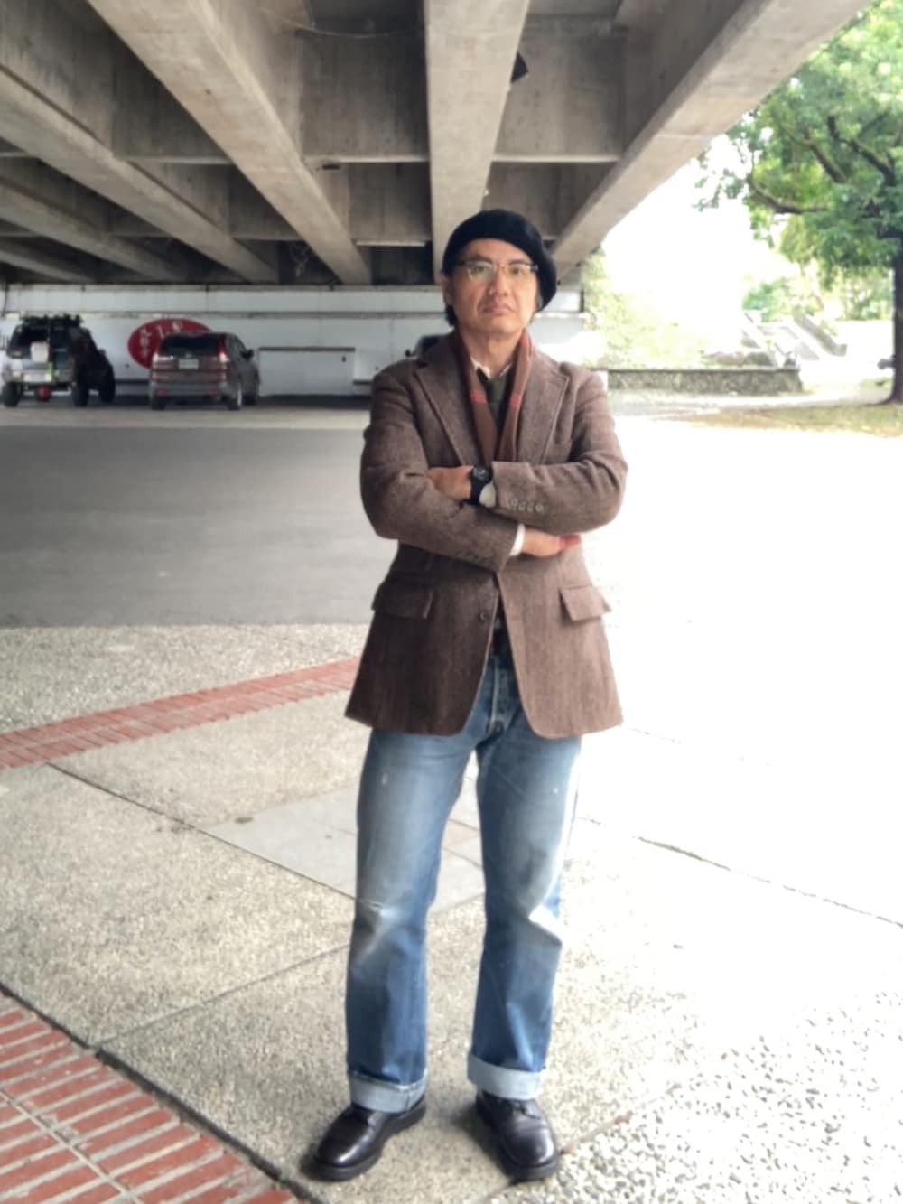 ベージュ系のシャツ/ブラウス、グリーン系のベスト、ブラウン系のテーラードジャケットを着用したメンズの春コーディネートの2枚目の写真