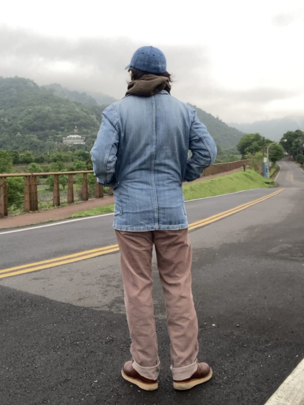 ブルー系のカバーオール、ブラウン系のスリッポン、イエロー系のシャツ/ブラウスを着用したメンズの春コーディネートの3枚目の写真