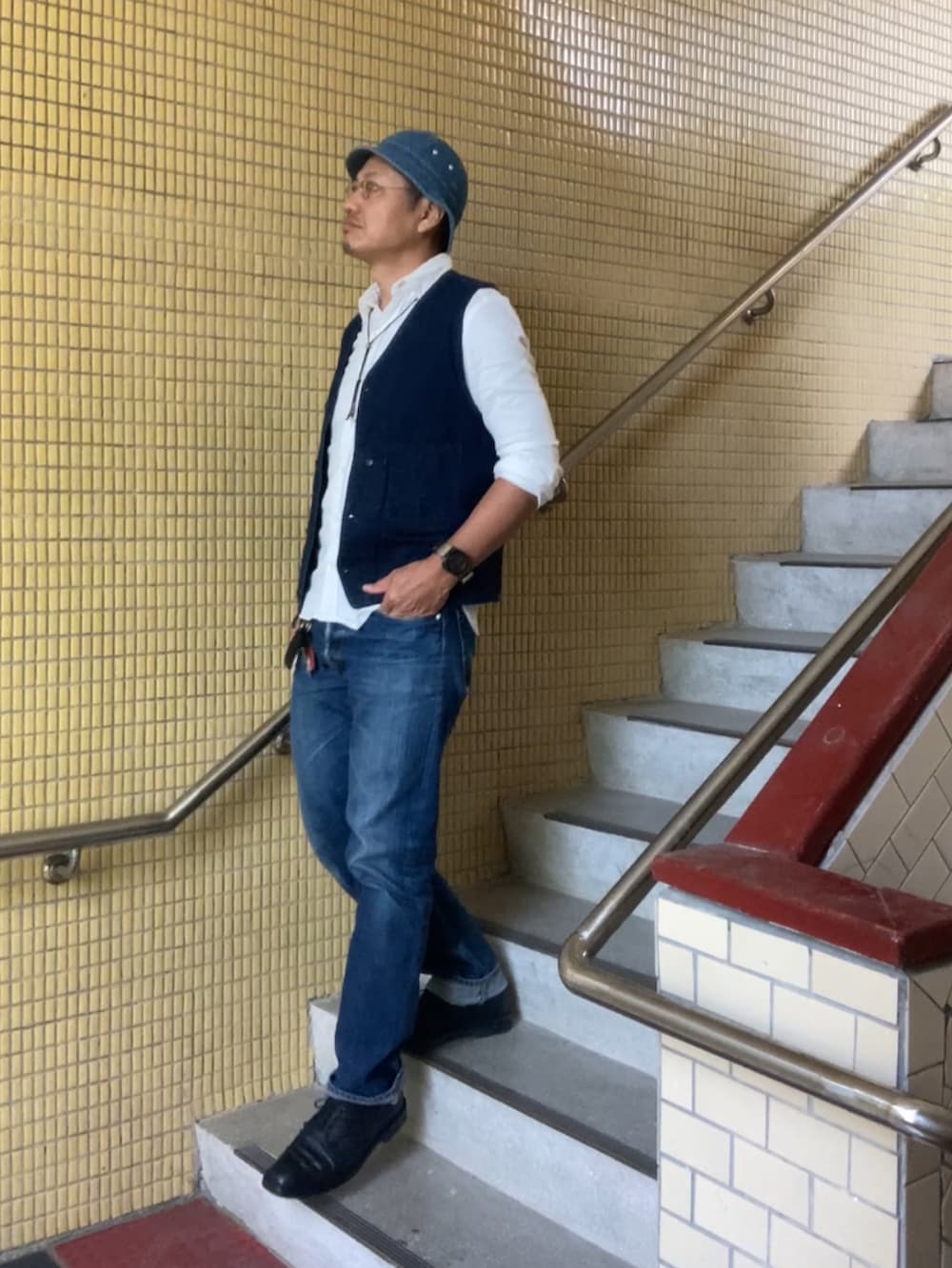 ホワイト系のシャツ/ブラウス、ブルー系のベスト、ブルー系のデニムパンツを着用したメンズの春コーディネートの2枚目の写真