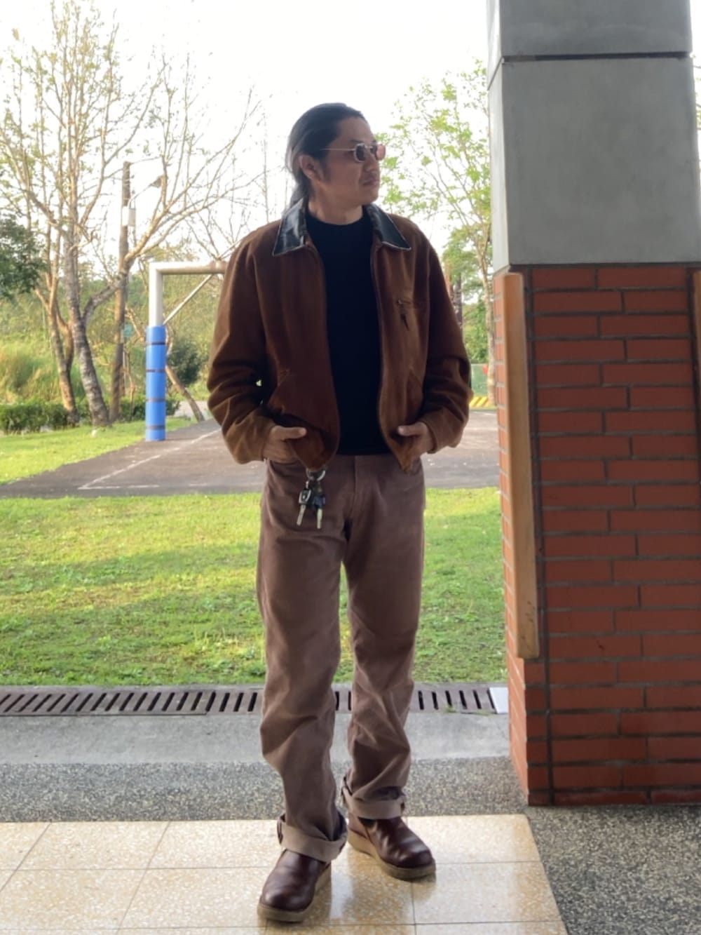 ブラウン系のその他アウター、ブラウン系のスリッポン、ブラック系のTシャツ/カットソーを着用したメンズの春コーディネートの3枚目の写真