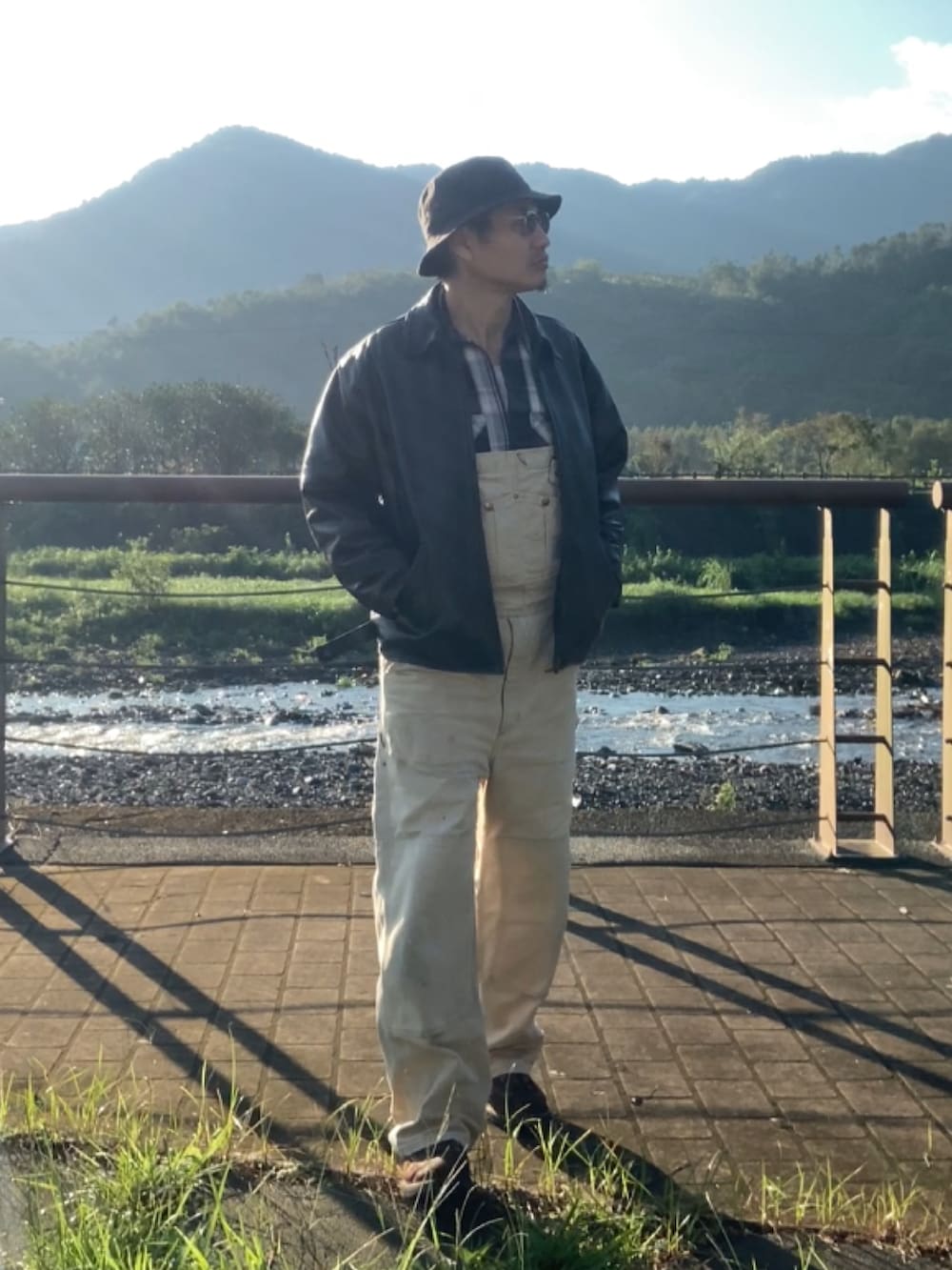 ブラック系のシャツ/ブラウス、ブラウン系のサロペット/オーバーオール、ブラウン系のジャケット/アウターを着用したメンズの秋コーディネートの2枚目の写真