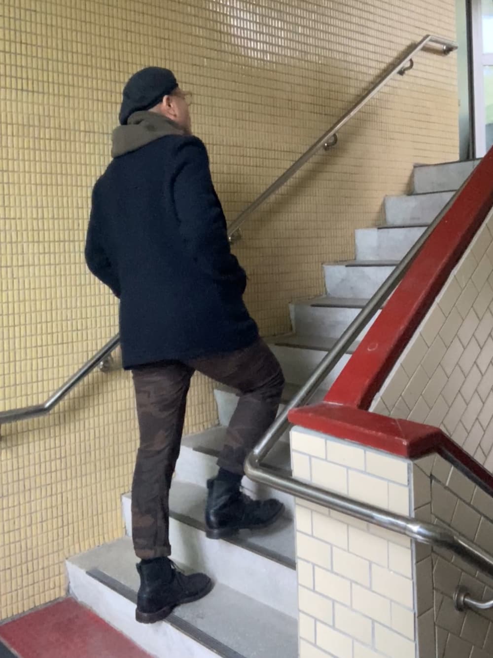 ブルー系のテーラードジャケット、ブラック系のブーツ、その他のその他パンツを着用したメンズの冬コーディネートの3枚目の写真