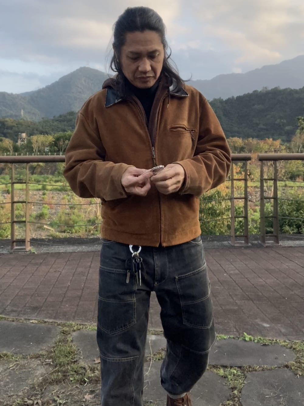 ブラウン系のその他アウター、ブラック系のデニムパンツ、ブラウン系のブーツを着用したメンズの冬コーディネートの2枚目の写真