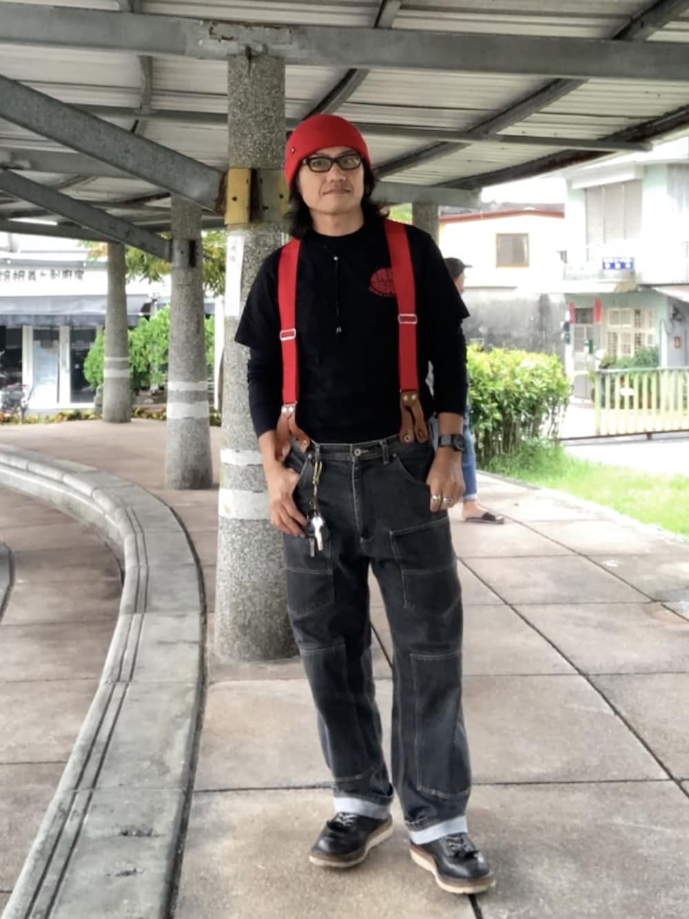 レッド系のナイロンジャケット、ブラック系のTシャツ/カットソー、ブラック系のTシャツ/カットソーを着用したメンズの秋コーディネートの2枚目の写真