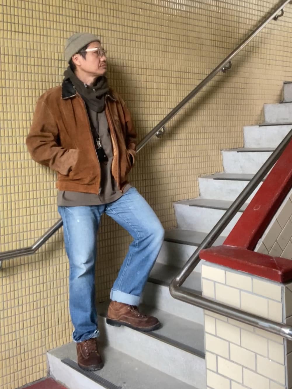 ブラウン系のその他アウター、グレー系のTシャツ/カットソー、グリーン系のTシャツ/カットソーを着用したメンズの冬コーディネートの2枚目の写真