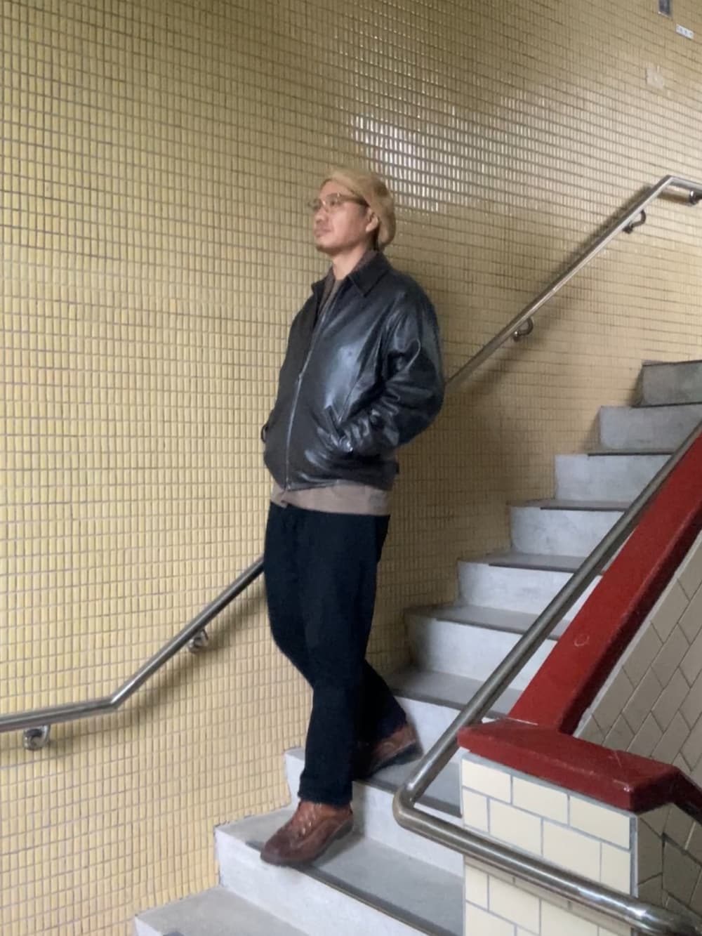 グレー系のTシャツ/カットソー、ブラウン系のジャケット/アウター、ブラック系のデニムパンツを着用したメンズの秋コーディネートの3枚目の写真