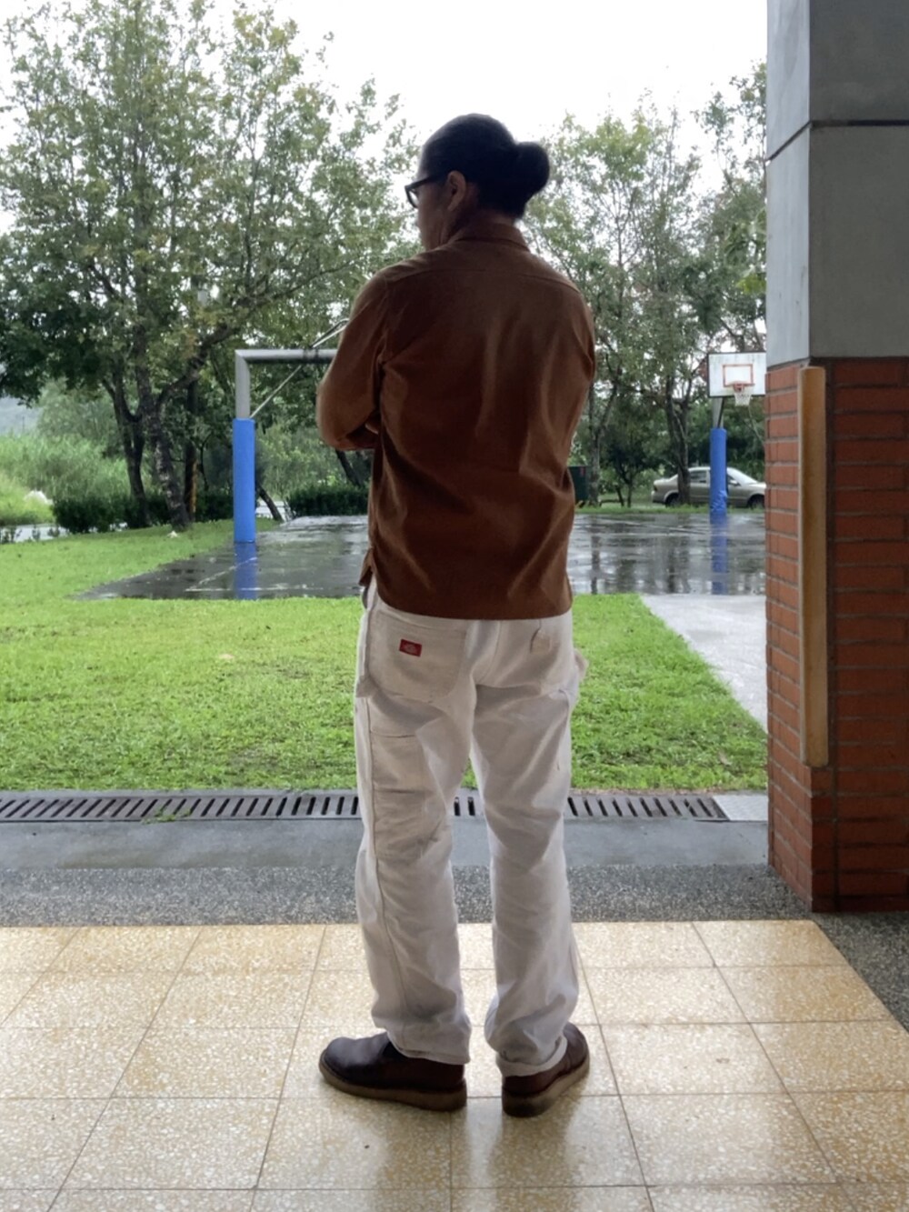 ホワイト系のその他パンツ、ブラウン系のシャツ/ブラウス、ブラウン系のスリッポンを着用したメンズの秋コーディネートの2枚目の写真