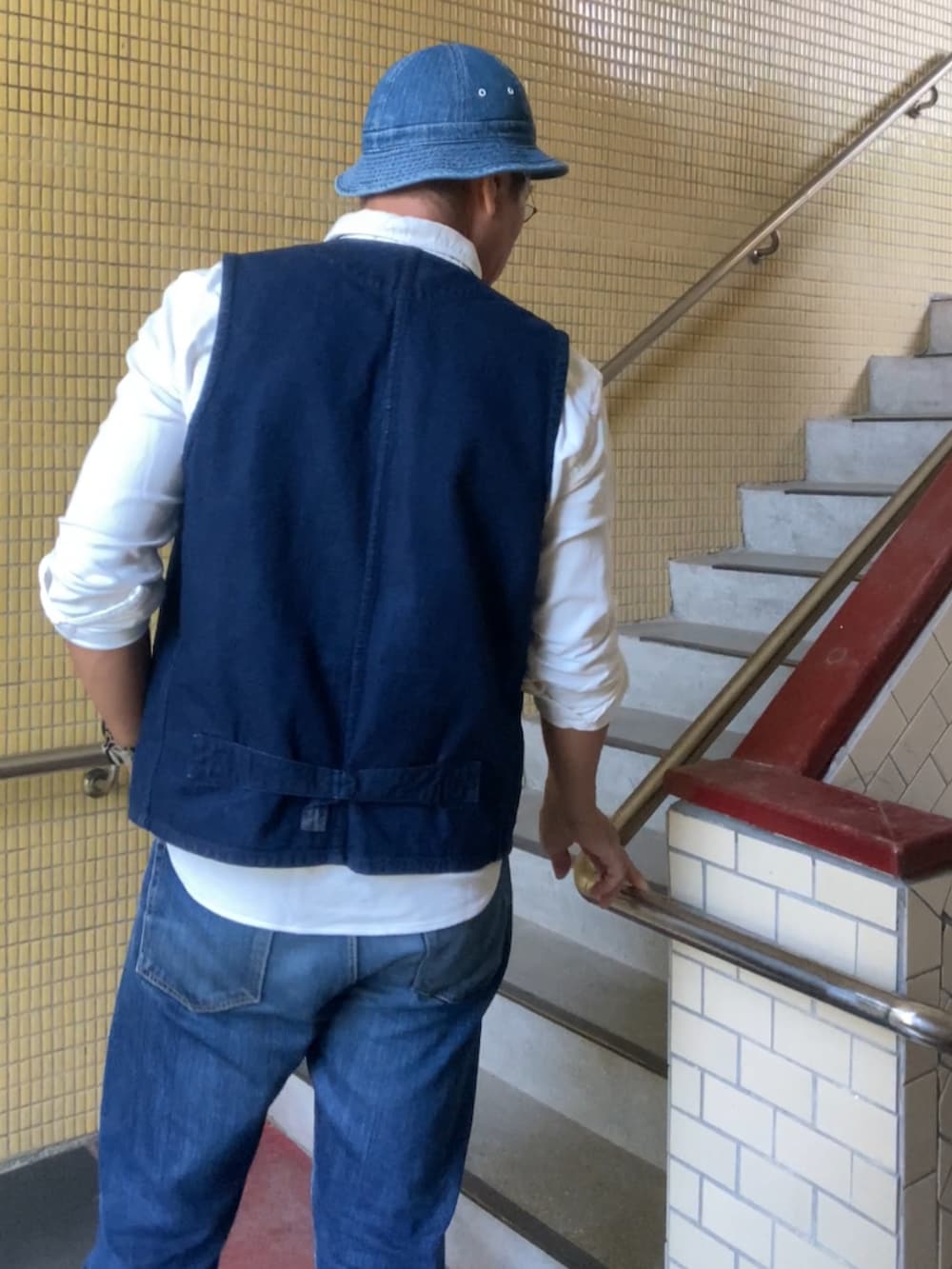 ホワイト系のシャツ/ブラウス、ブルー系のベスト、ブルー系のデニムパンツを着用したメンズの春コーディネートの3枚目の写真