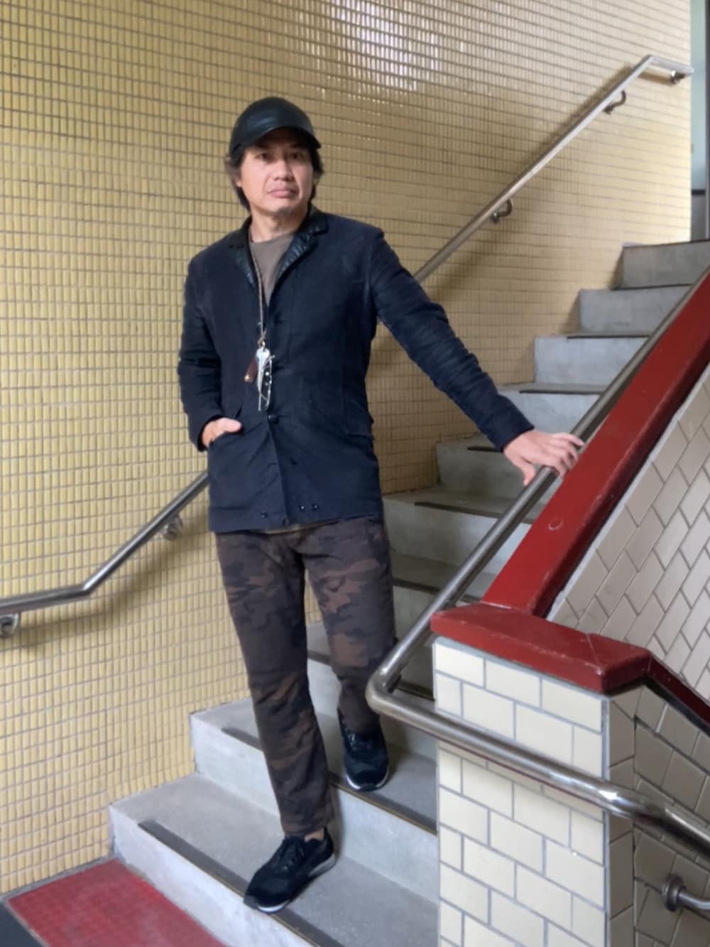 ブラック系のその他アウター、グレー系のTシャツ/カットソー、その他のその他パンツを着用したメンズの春コーディネートの2枚目の写真