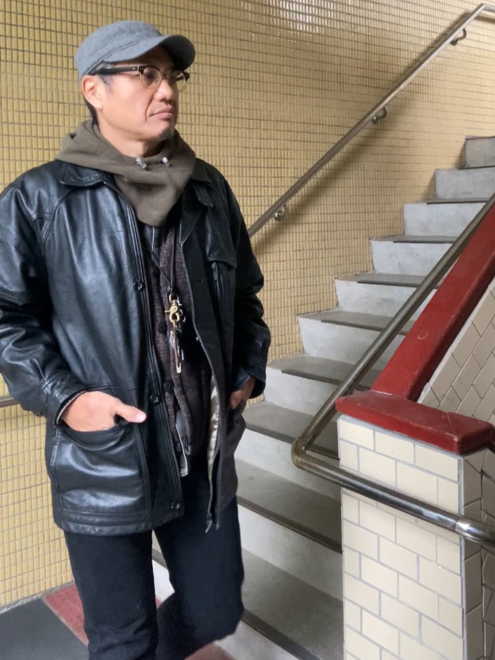 ブラック系のその他アウター、ブラック系のブーツ、ブラック系のシャツ/ブラウスを着用したメンズの秋コーディネートの3枚目の写真