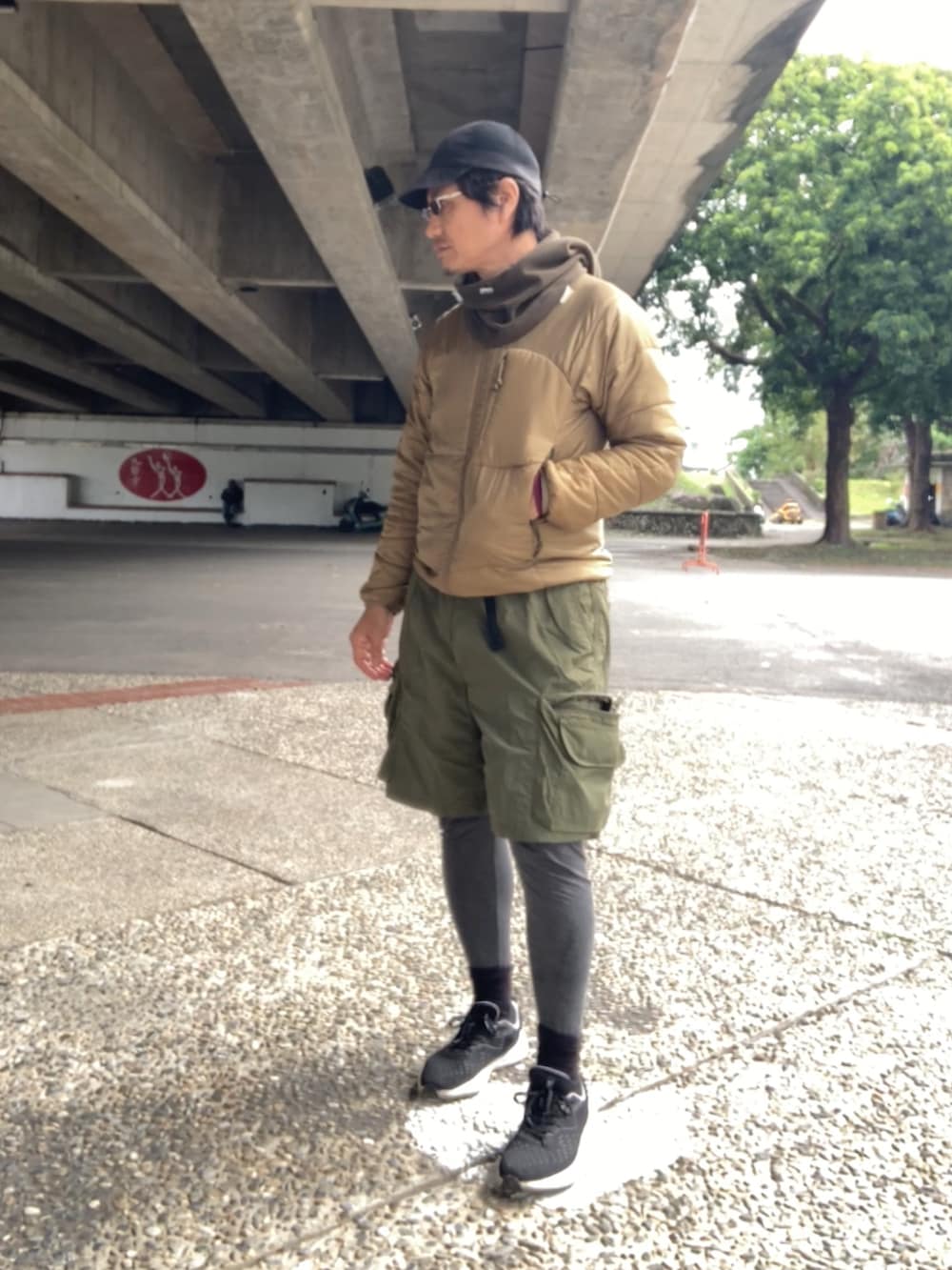 グレー系のその他パンツ、ブラウン系のその他トップス、ブラック系のキャップを着用したメンズの冬コーディネートの2枚目の写真