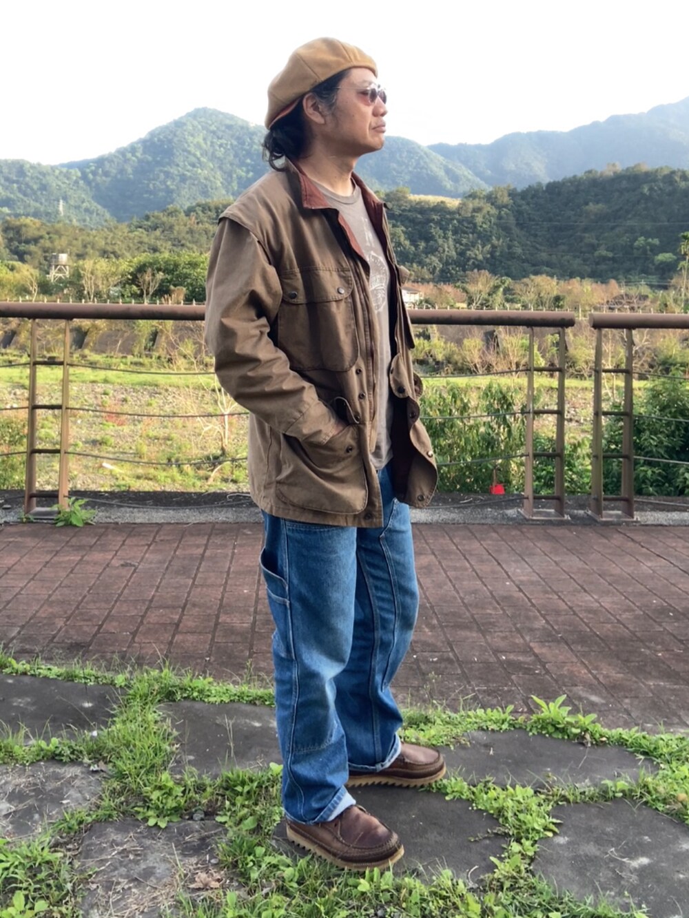 ブラウン系のブーツ、ブルー系のパンツ、ブラウン系のTシャツ/カットソーを着用したメンズの冬コーディネートの4枚目の写真