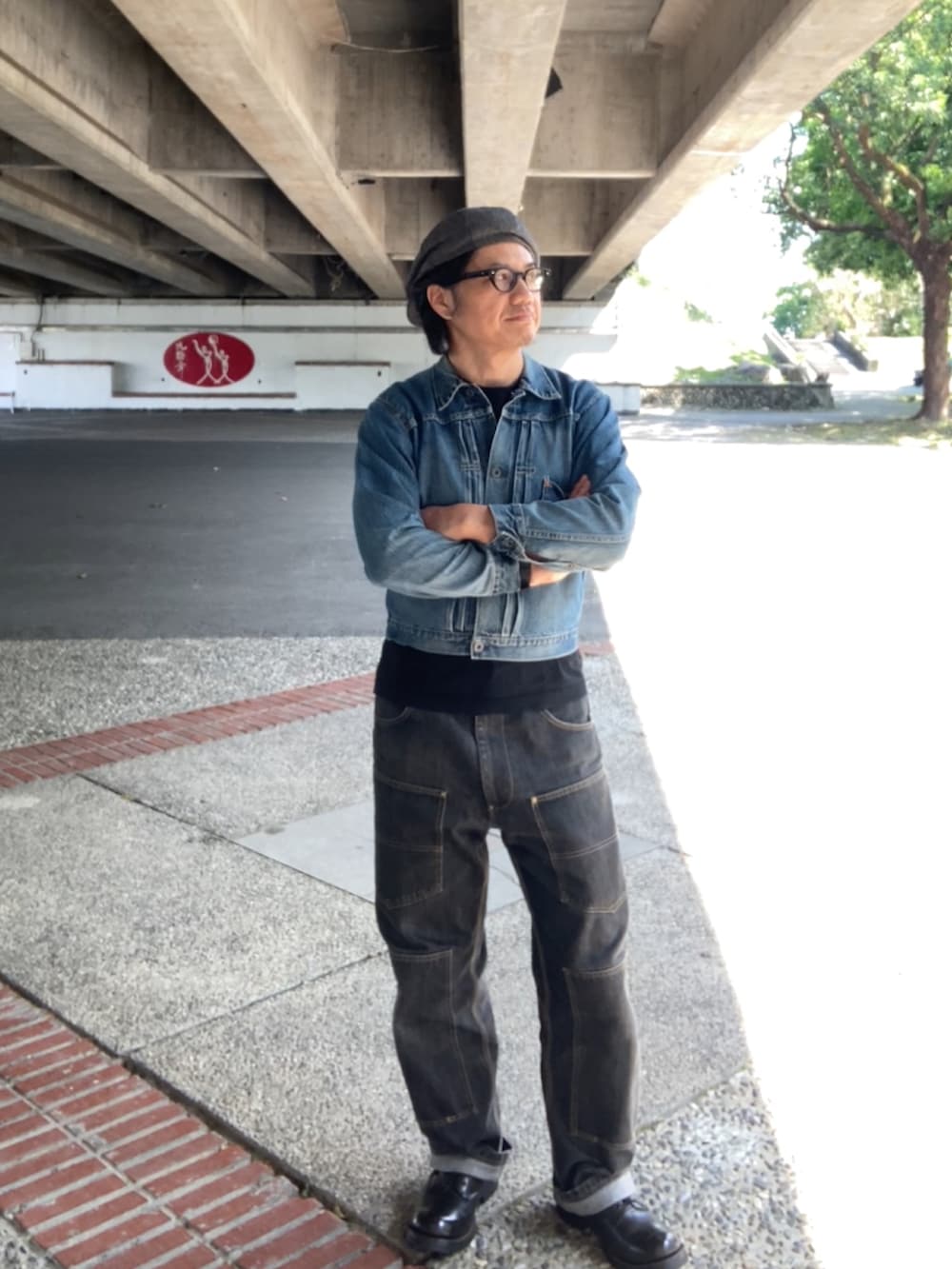 ブルー系のデニムジャケット、ブラック系のデニムパンツ、ブラック系のブーツを着用したメンズの春コーディネートの2枚目の写真