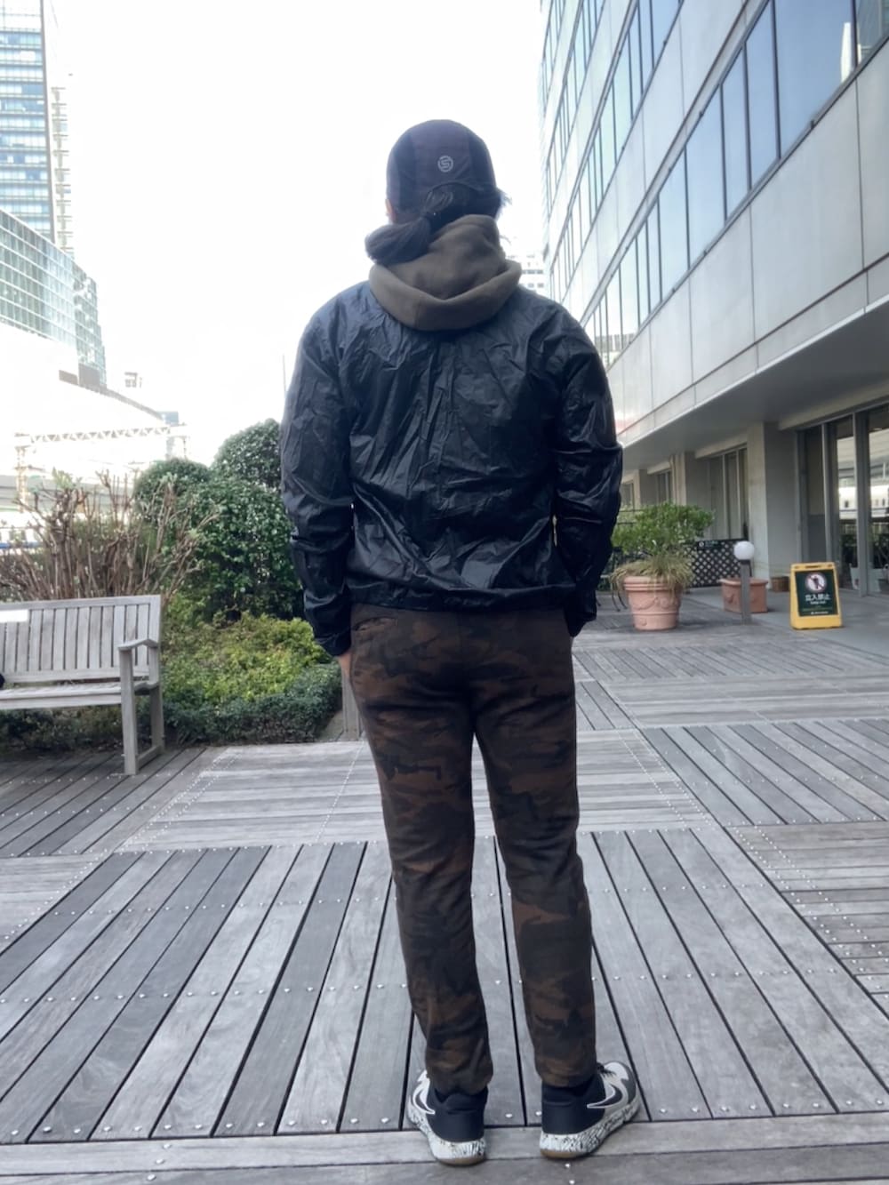 ブラック系のメッセンジャーバッグ、ブラック系のナイロンジャケット、その他のその他パンツを着用したメンズの春コーディネートの3枚目の写真