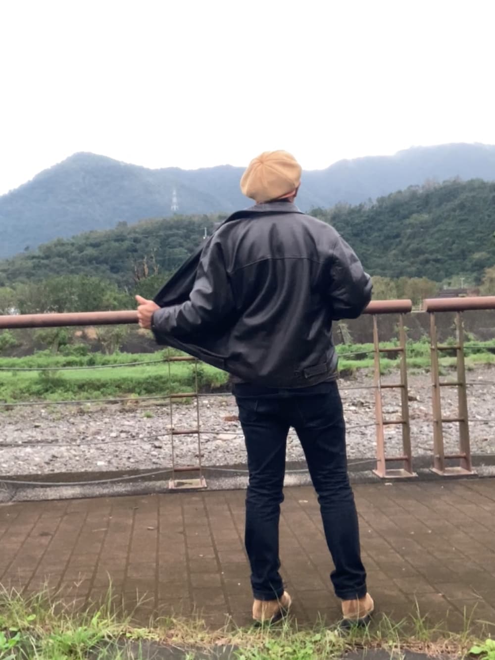 ブラウン系のジャケット/アウター、ブラック系のシャツ/ブラウス、ブラウン系のベストを着用したメンズの冬コーディネートの2枚目の写真