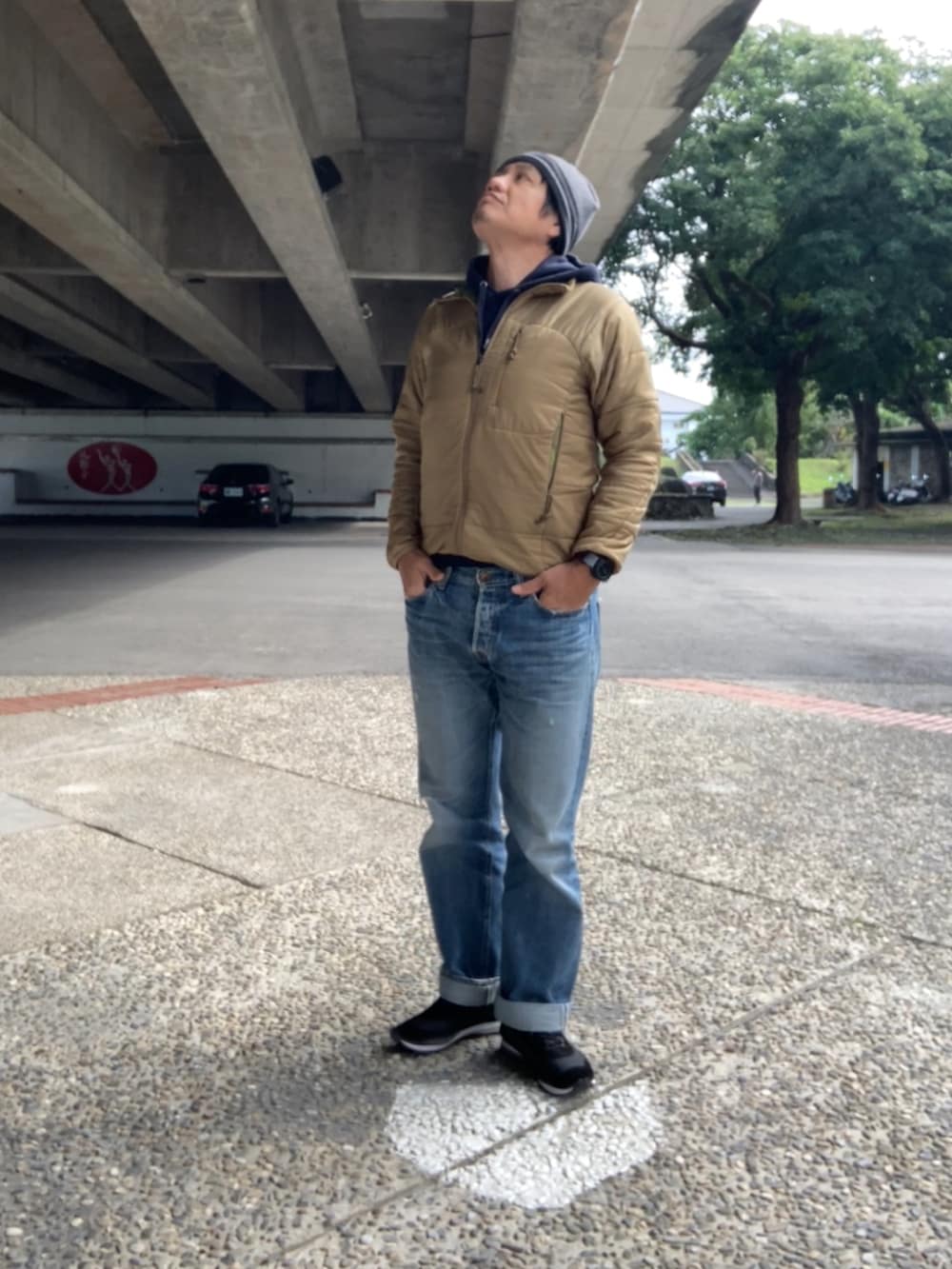 ブラウン系のその他トップス、ブルー系のパーカー、ブルー系のデニムパンツを着用したメンズの冬コーディネートの3枚目の写真