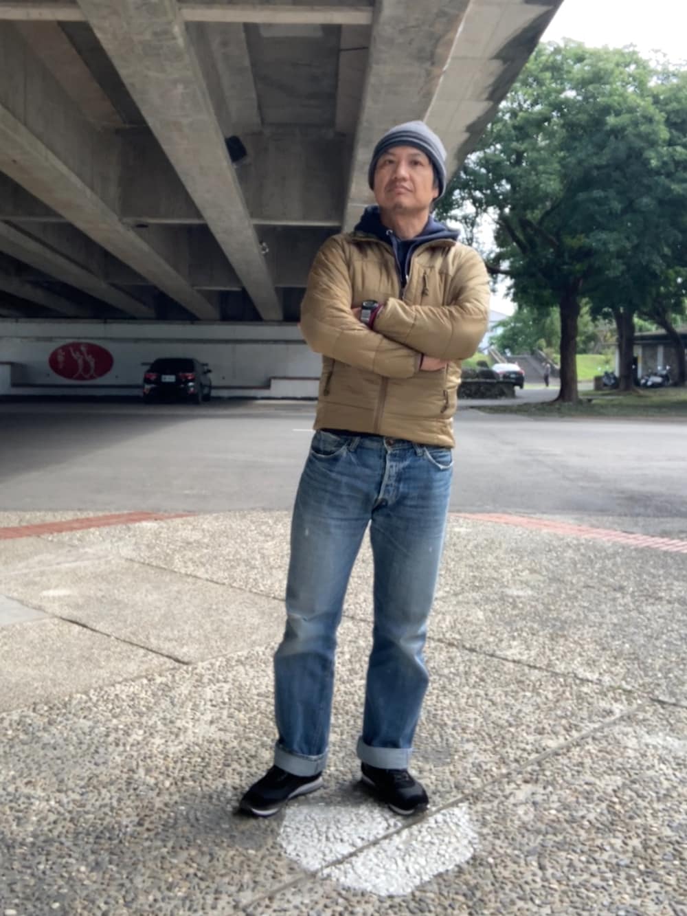 ブラウン系のその他トップス、ブルー系のパーカー、ブルー系のデニムパンツを着用したメンズの冬コーディネートの2枚目の写真