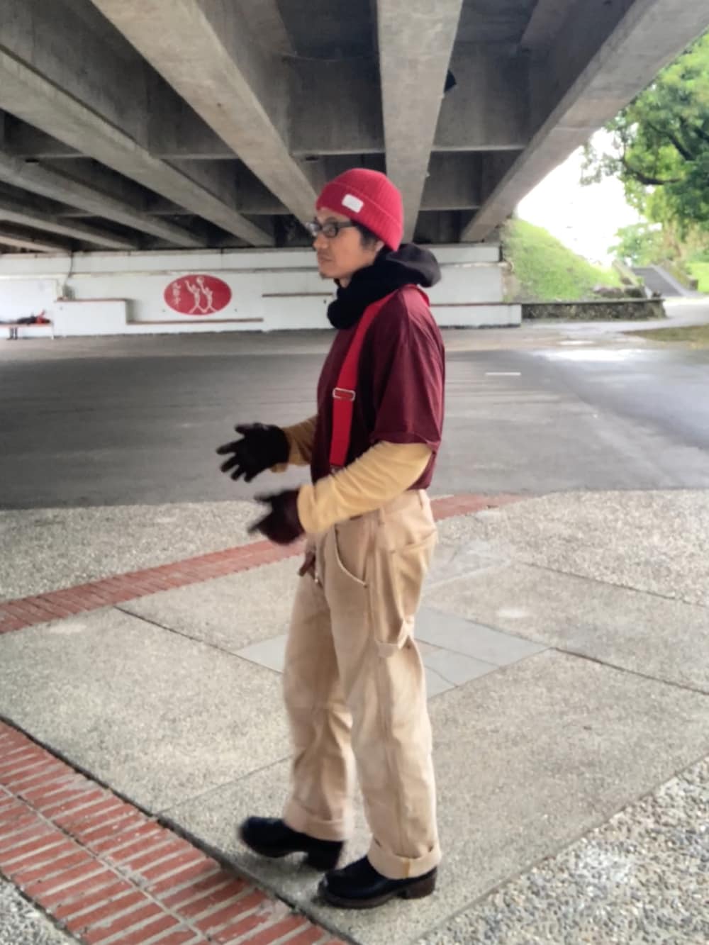 ブルー系のTシャツ/カットソー、イエロー系のTシャツ/カットソー、ベージュ系のその他パンツを着用したメンズの春コーディネートの2枚目の写真