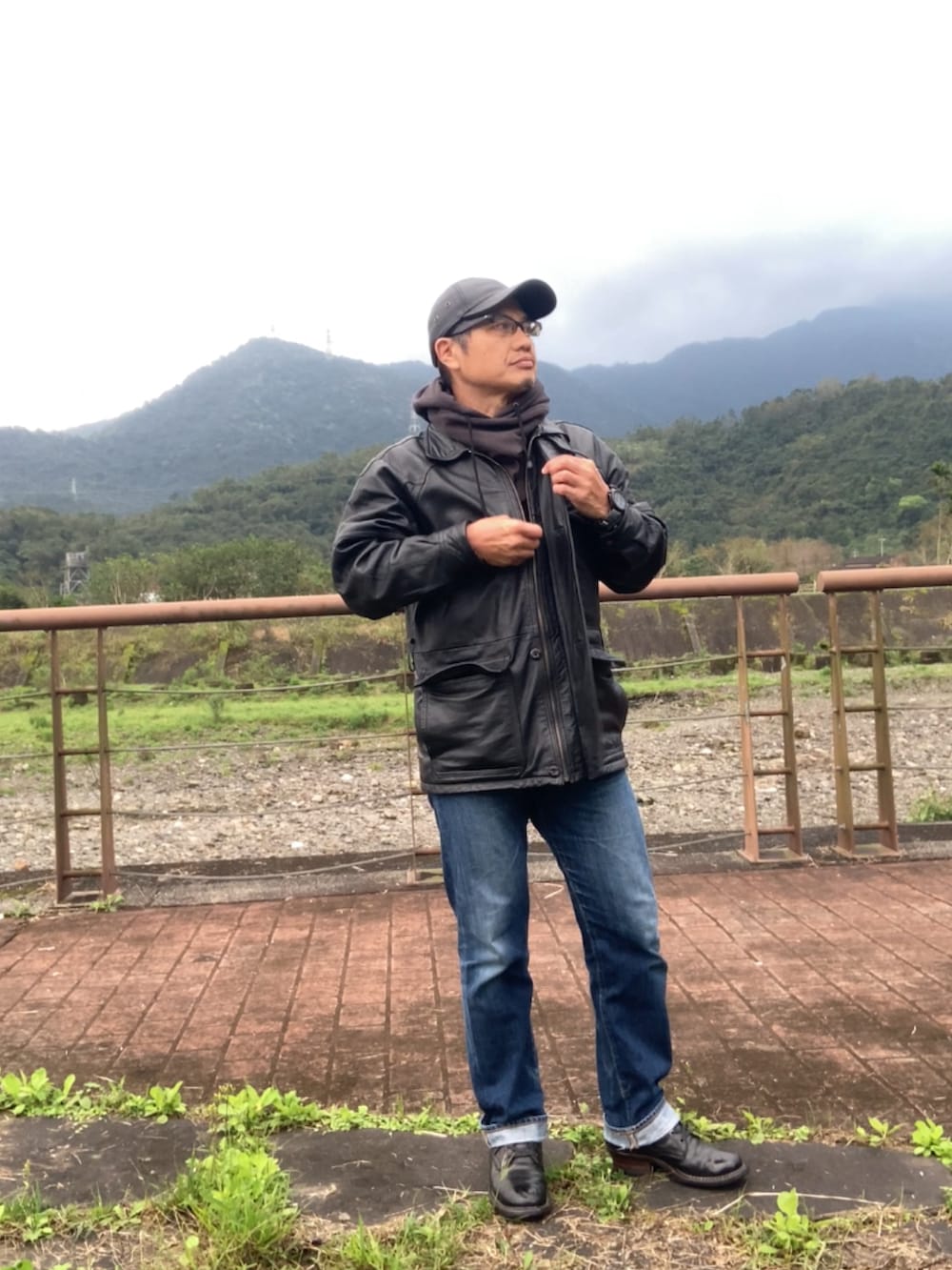 ブラック系のその他アウター、ブラック系のシャツ/ブラウス、ブラック系のブーツを着用したメンズの冬コーディネートの2枚目の写真