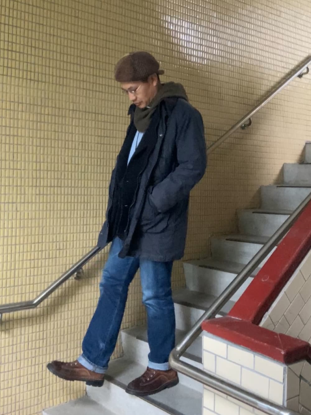 ブルー系のテーラードジャケット、ブルー系のTシャツ/カットソー、ブラウン系のTシャツ/カットソーを着用したメンズの春コーディネートの3枚目の写真