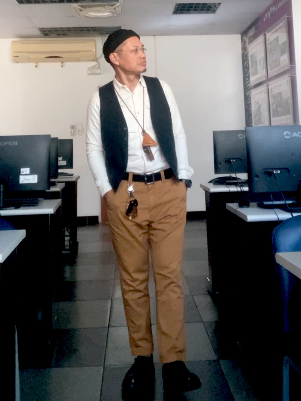 ブラウン系のチノパンツ、ブラック系のブーツ、ベージュ系のシャツ/ブラウスを着用したメンズの秋コーディネートの2枚目の写真