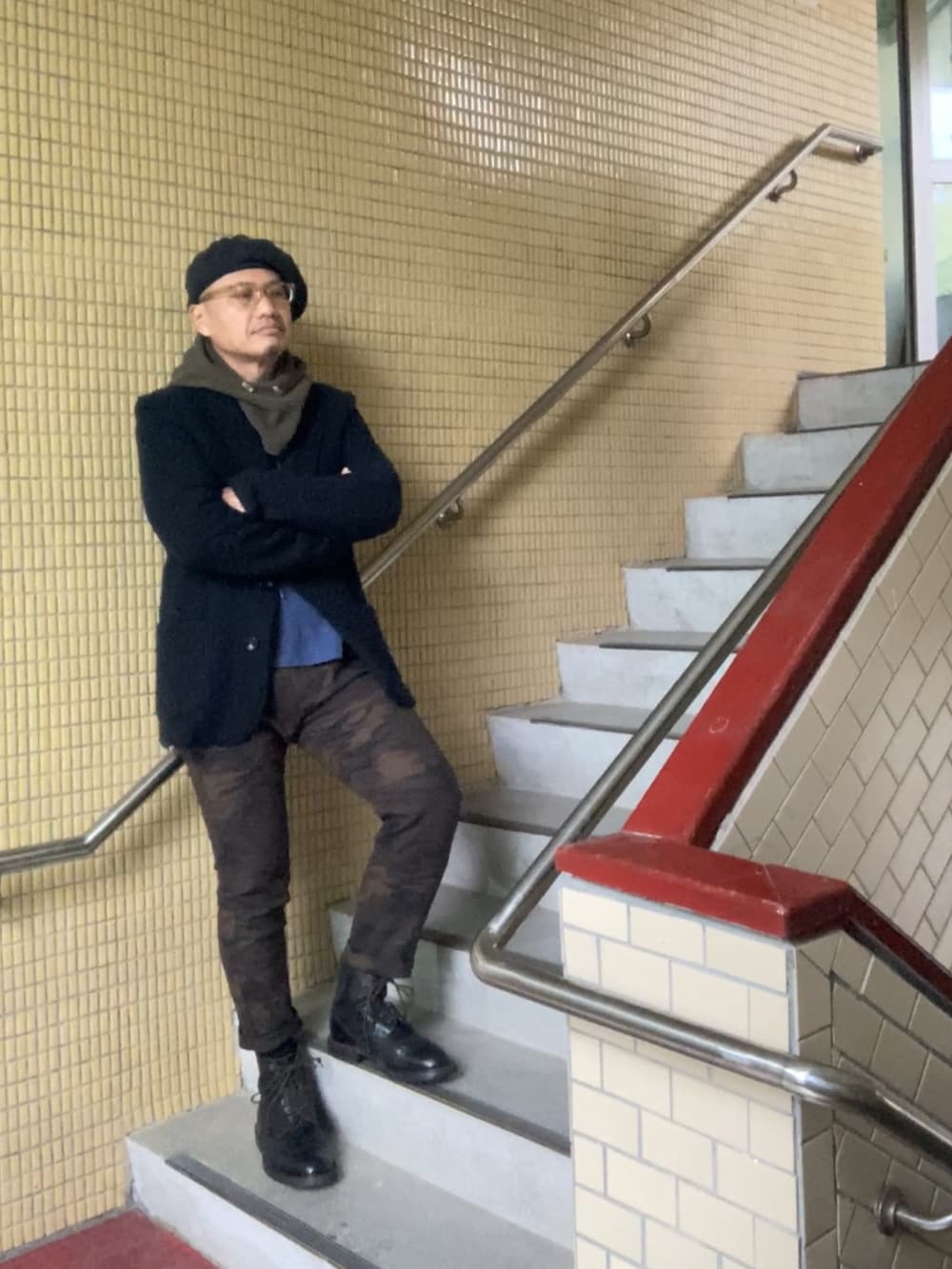 ブルー系のテーラードジャケット、ブラック系のブーツ、その他のその他パンツを着用したメンズの冬コーディネートの2枚目の写真