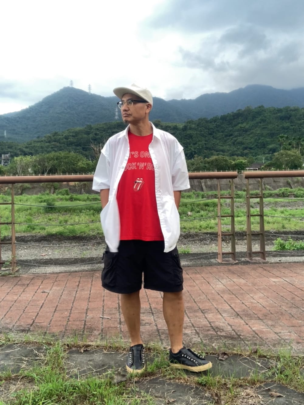 ホワイト系のシャツ/ブラウス、ブラック系のその他パンツ、レッド系のTシャツ/カットソーを着用したメンズの秋コーディネートの2枚目の写真