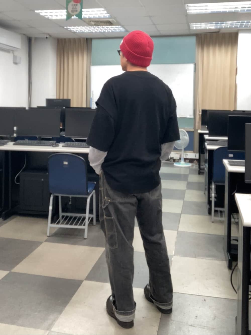 ブラック系のTシャツ/カットソー、ブラウン系のTシャツ/カットソー、ブラック系のデニムパンツを着用したメンズの秋コーディネートの3枚目の写真