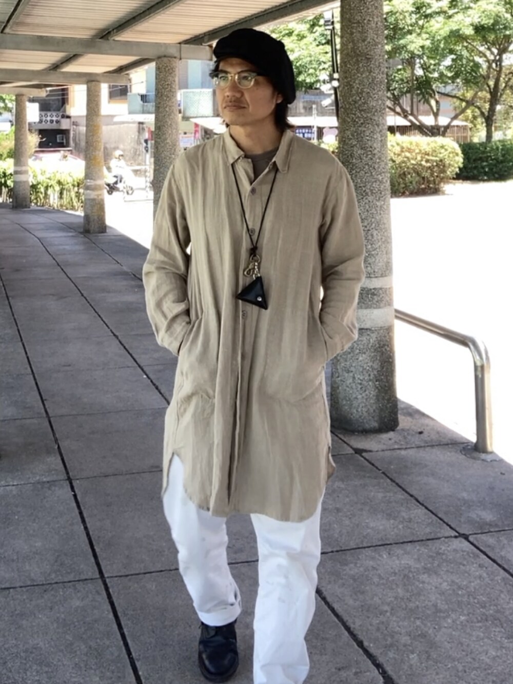 ベージュ系のシャツ/ブラウス、ブラック系のブーツ、ブラック系のTシャツ/カットソーを着用したメンズの夏コーディネートの2枚目の写真