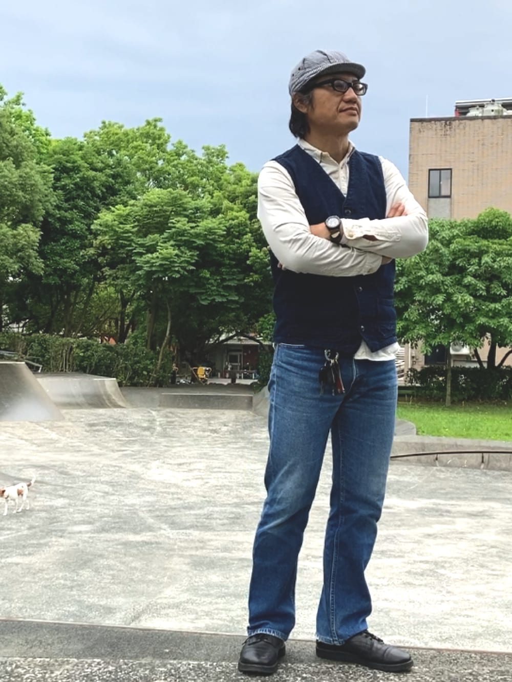 ブラック系のマウンテンパーカー、ブルー系のバックパック/リュック、ブラック系のシューズを着用したメンズの春コーディネートの3枚目の写真