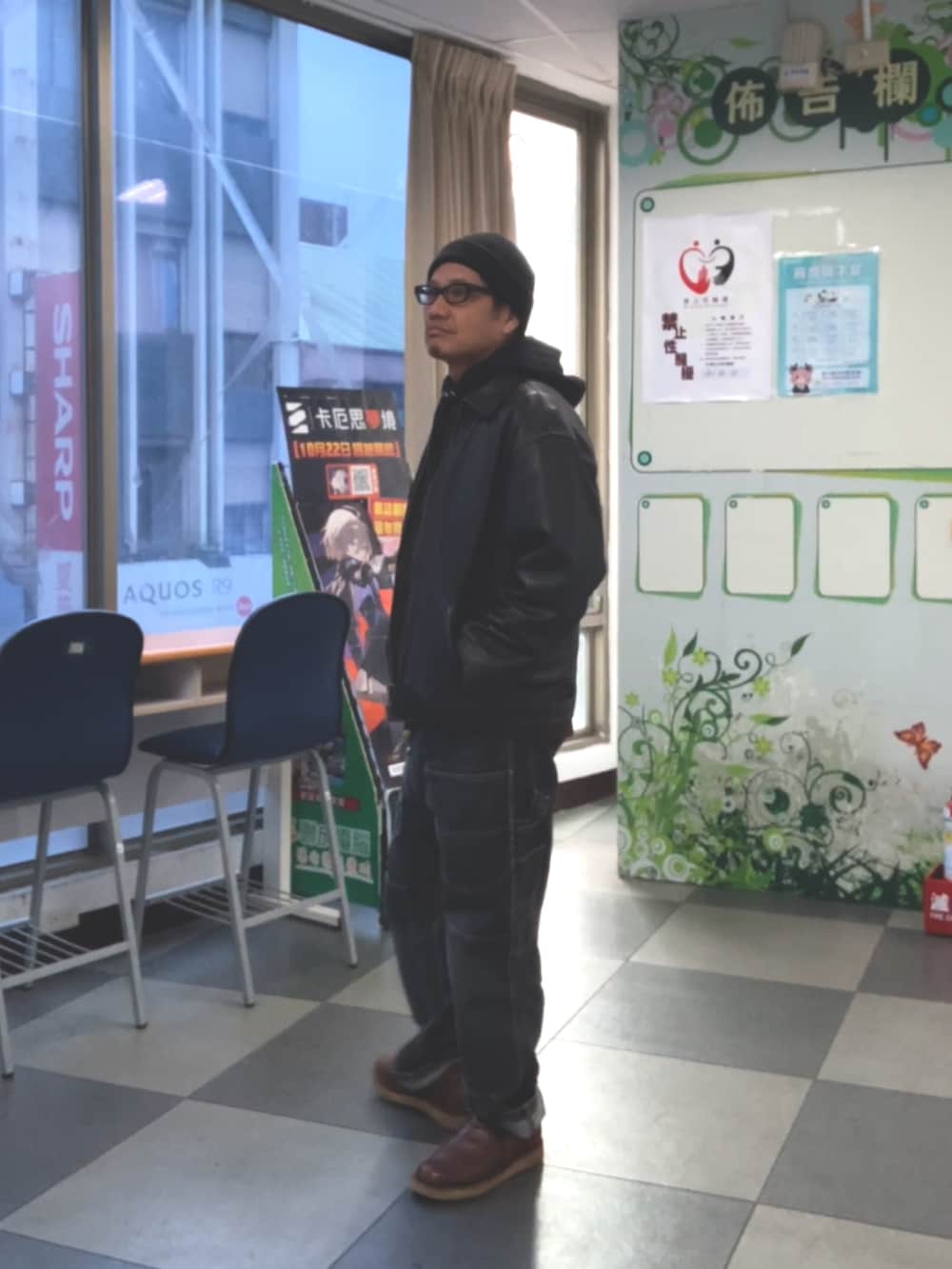 ブラック系のパーカー、レッド系のその他アウター、ブラウン系のジャケット/アウターを着用したメンズの秋コーディネートの3枚目の写真