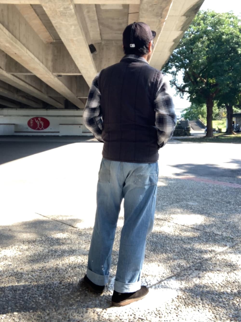 ブラック系のシャツ/ブラウス、ブラック系のその他アウター、ブルー系のデニムパンツを着用したメンズの冬コーディネートの2枚目の写真