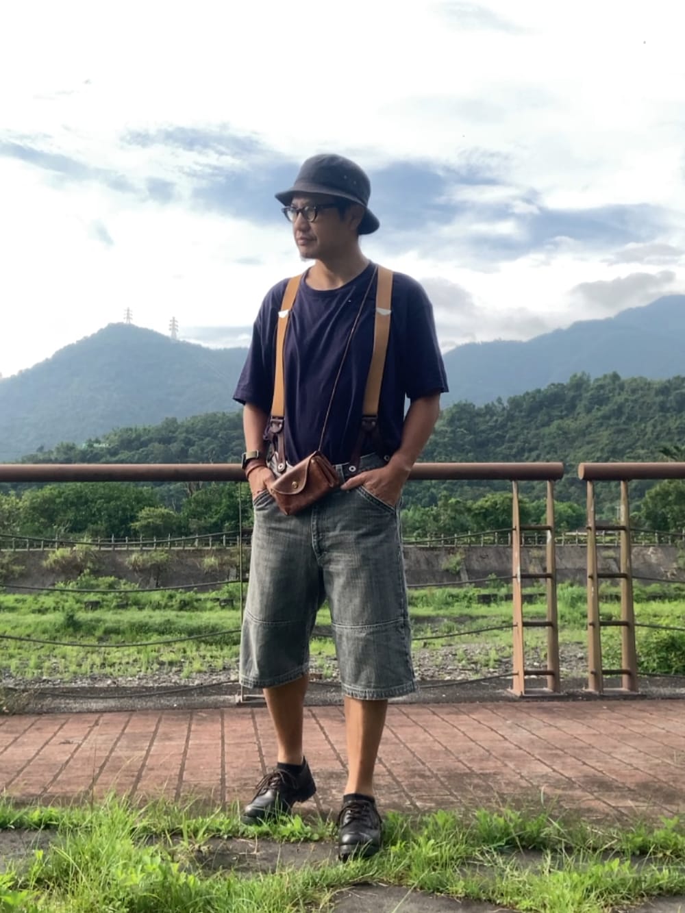 ブルー系のTシャツ/カットソー、ブラック系のデニムパンツ、ブラック系のブーツを着用したメンズの夏コーディネートの2枚目の写真