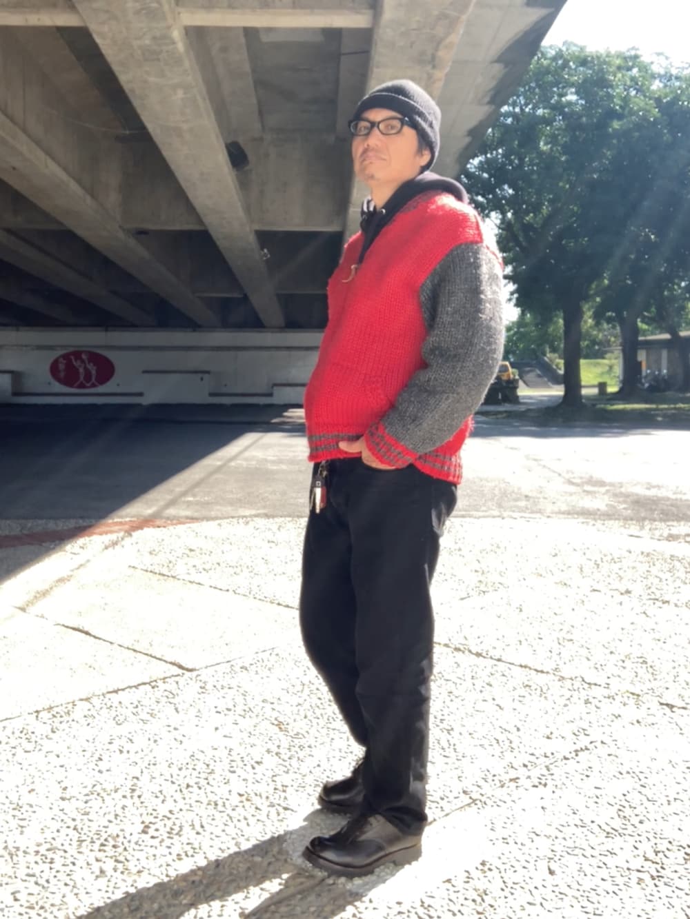 レッド系のジャケット/アウター、ブラック系のパーカー、ブラック系のデニムパンツを着用したメンズの冬コーディネートの2枚目の写真