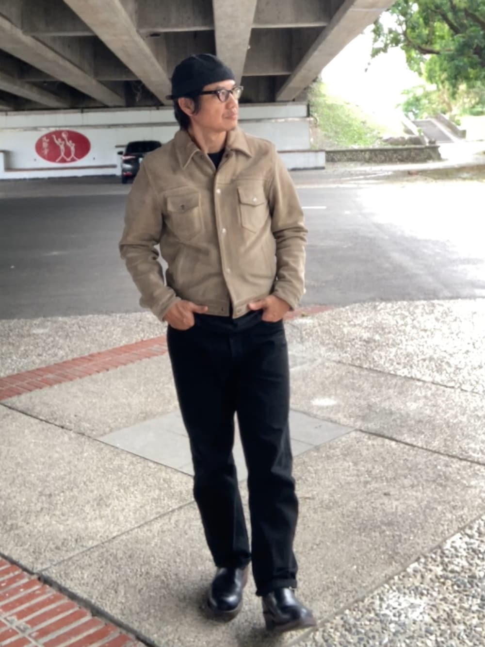 グレー系のジャケット/アウター、ブラック系のブーツ、ブラック系のデニムパンツを着用したメンズの冬コーディネートの2枚目の写真