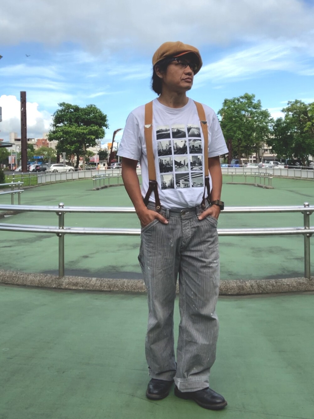 ホワイト系のTシャツ/カットソー、ブルー系のカバーオール、グレー系のパンツを着用したメンズの春コーディネートの3枚目の写真